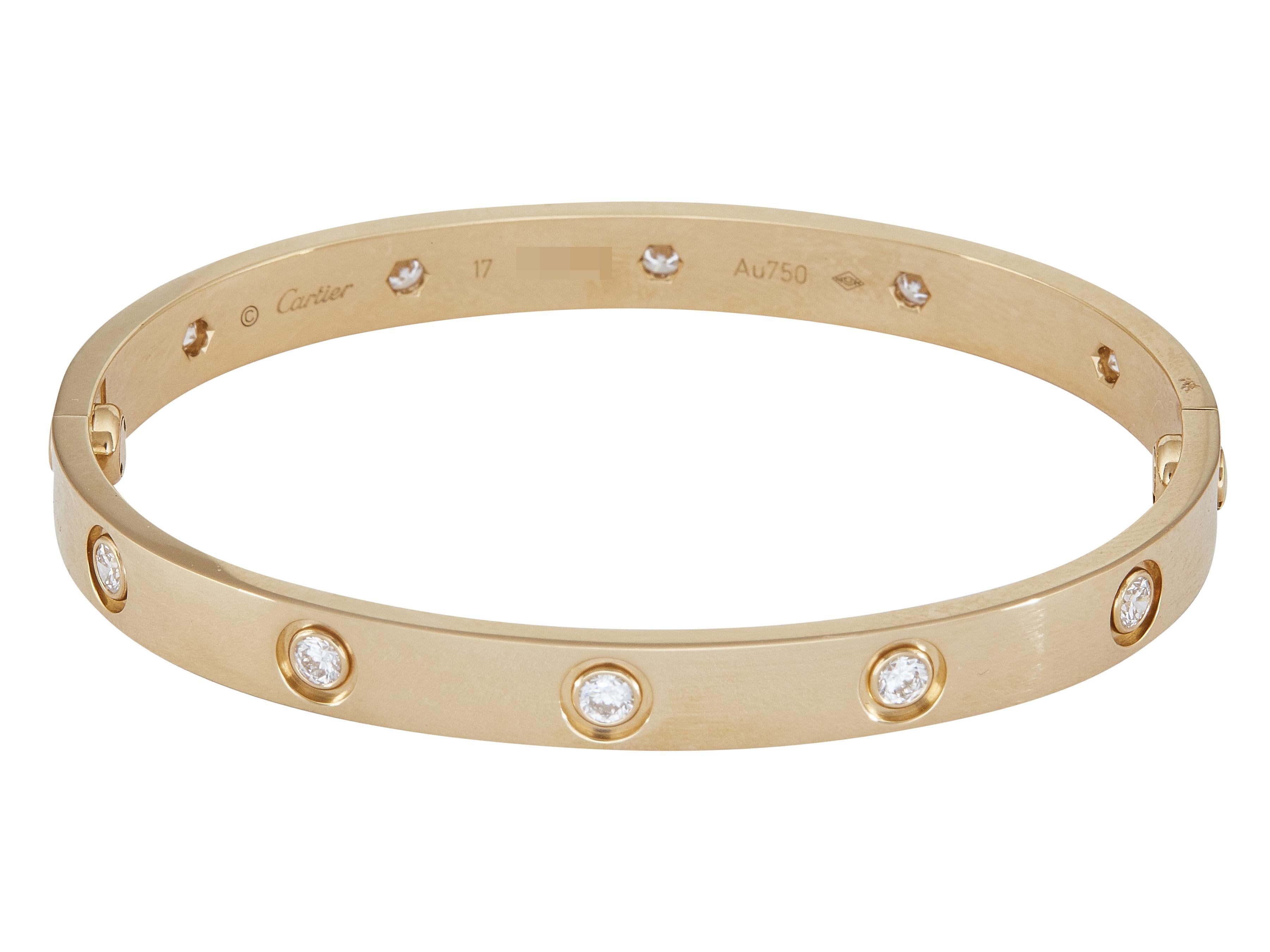 Le bracelet : Un bracelet à mailles Love de Cartier. Ce modèle Classic est conçu en or jaune dix-huit carats, serti de dix diamants ronds de taille brillant.

Le bracelet est en excellent état, avec seulement quelques rayures mineures qui sont