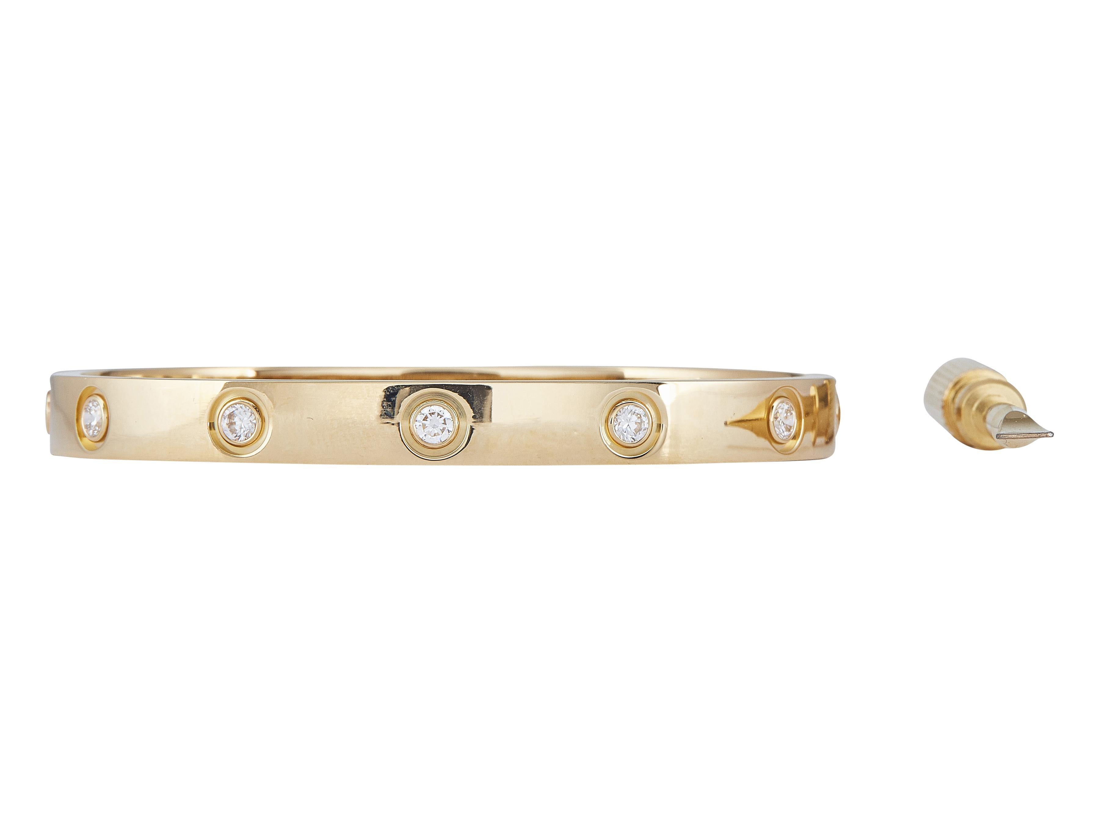 La pulsera: Una pulsera brazalete LOVE de Cartier diseñada en oro amarillo de dieciocho quilates, engastada con diez diamantes redondos talla brillante. Este modelo Clásico es una talla 16. 

La pulsera está en excelente estado, con sólo unos