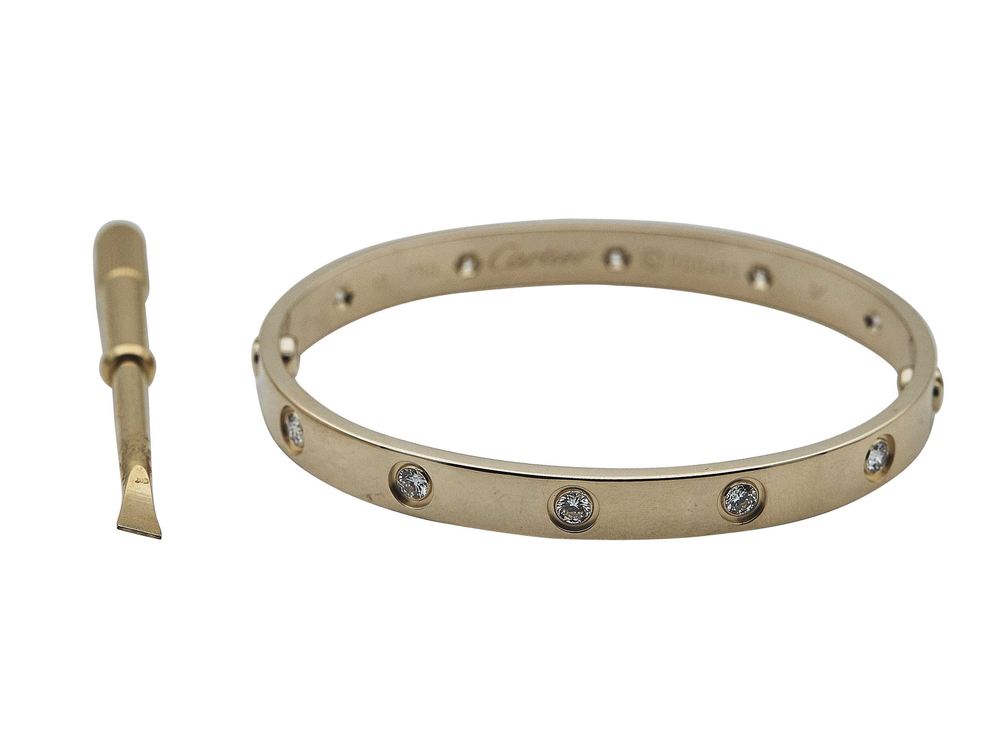Das Armband: Ein Cartier Love-Armband. Dieses klassische Modell ist aus achtzehn Karat Gelbgold gefertigt und mit zehn runden Diamanten im Brillantschliff besetzt. Es ist eine Größe 17.

Das Armband ist in ausgezeichnetem Zustand, mit nur ein paar