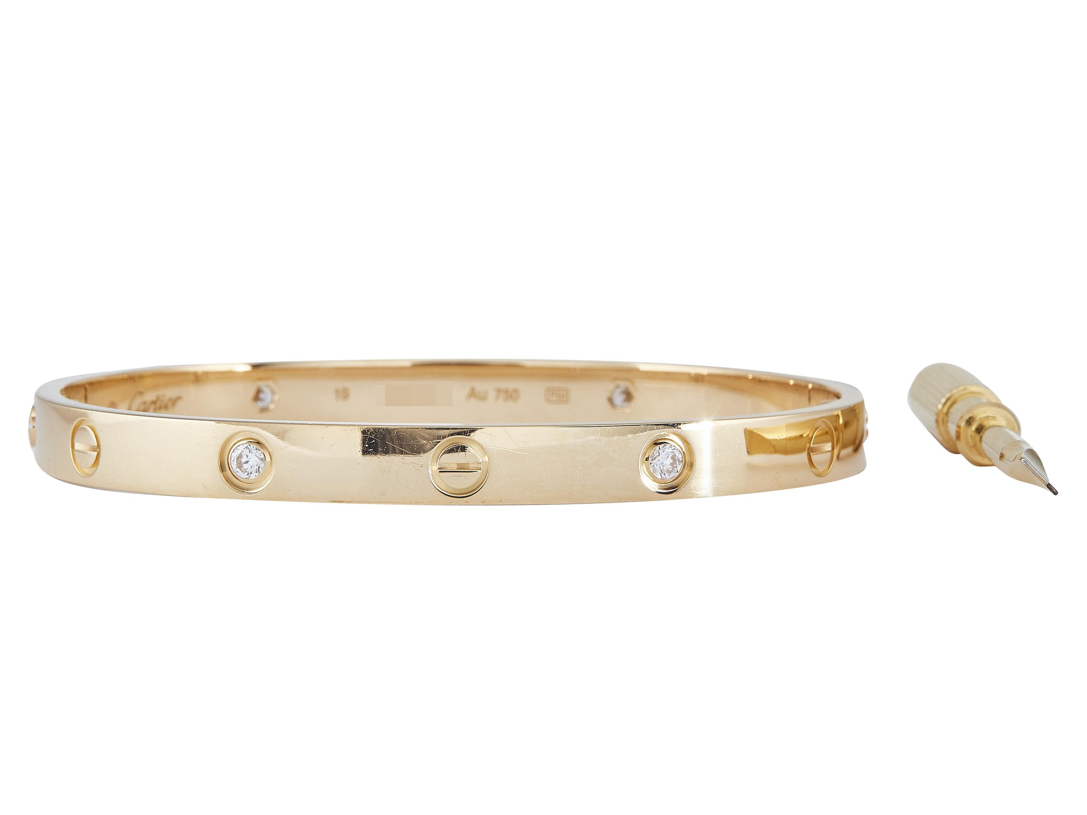 Der Armreif: Ein Cartier LOVE Armreif aus 18 Karat Gelbgold, besetzt mit vier runden Brillanten. Dieses Classic-Modell hat die Größe 19. 

Das Armband ist in ausgezeichnetem Zustand, mit nur ein paar kleinen Kratzern, die mit normalen Verschleiß zu