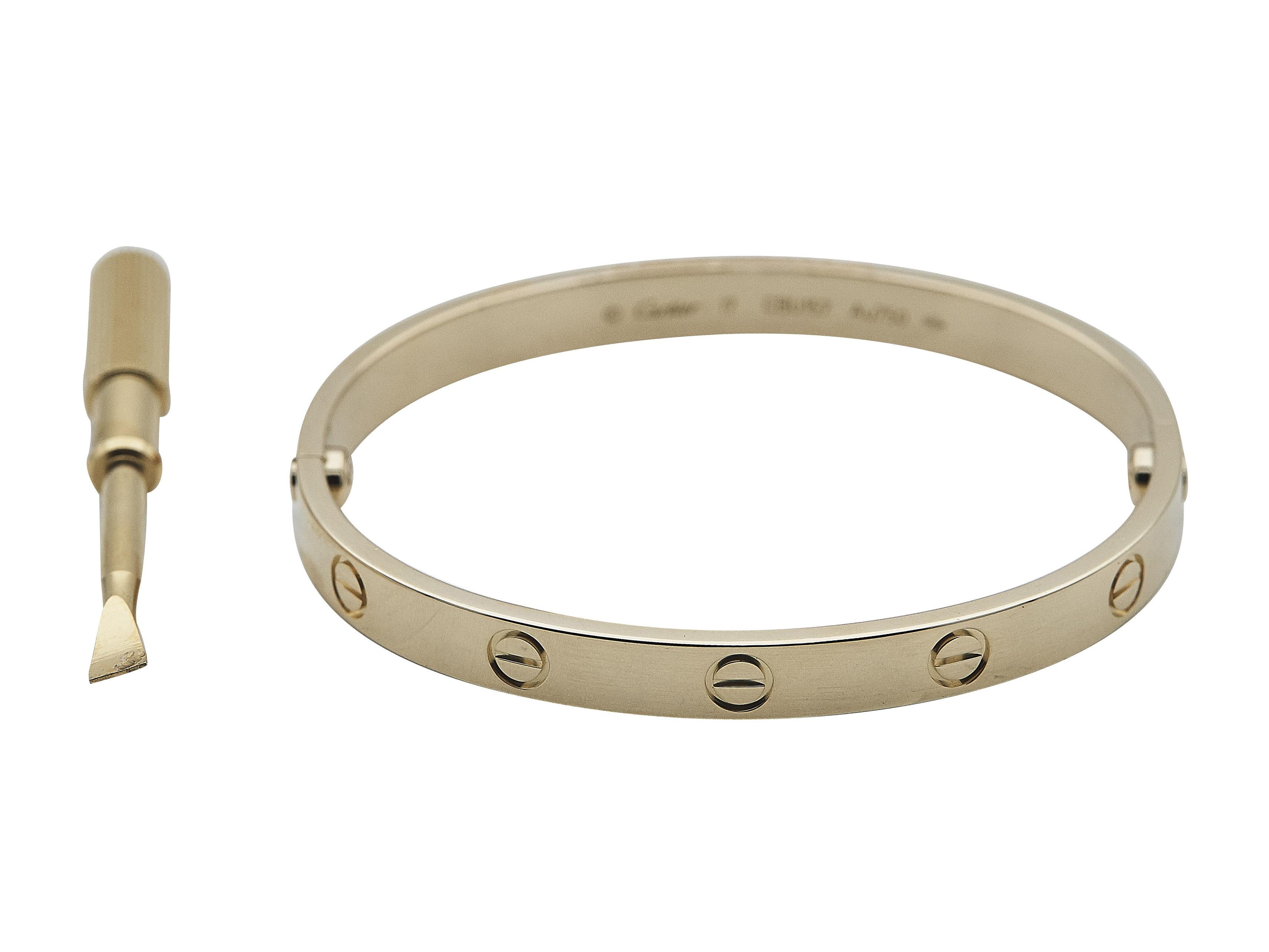 Das Armband: Ein Cartier Love-Armband aus achtzehnkarätigem Gelbgold. Dieses Classic-Modell hat die Größe 17.

Das Armband ist in ausgezeichnetem Zustand, mit nur ein paar kleinen Kratzern, die mit normalen Verschleiß zu erwarten sind. Die Marke hat