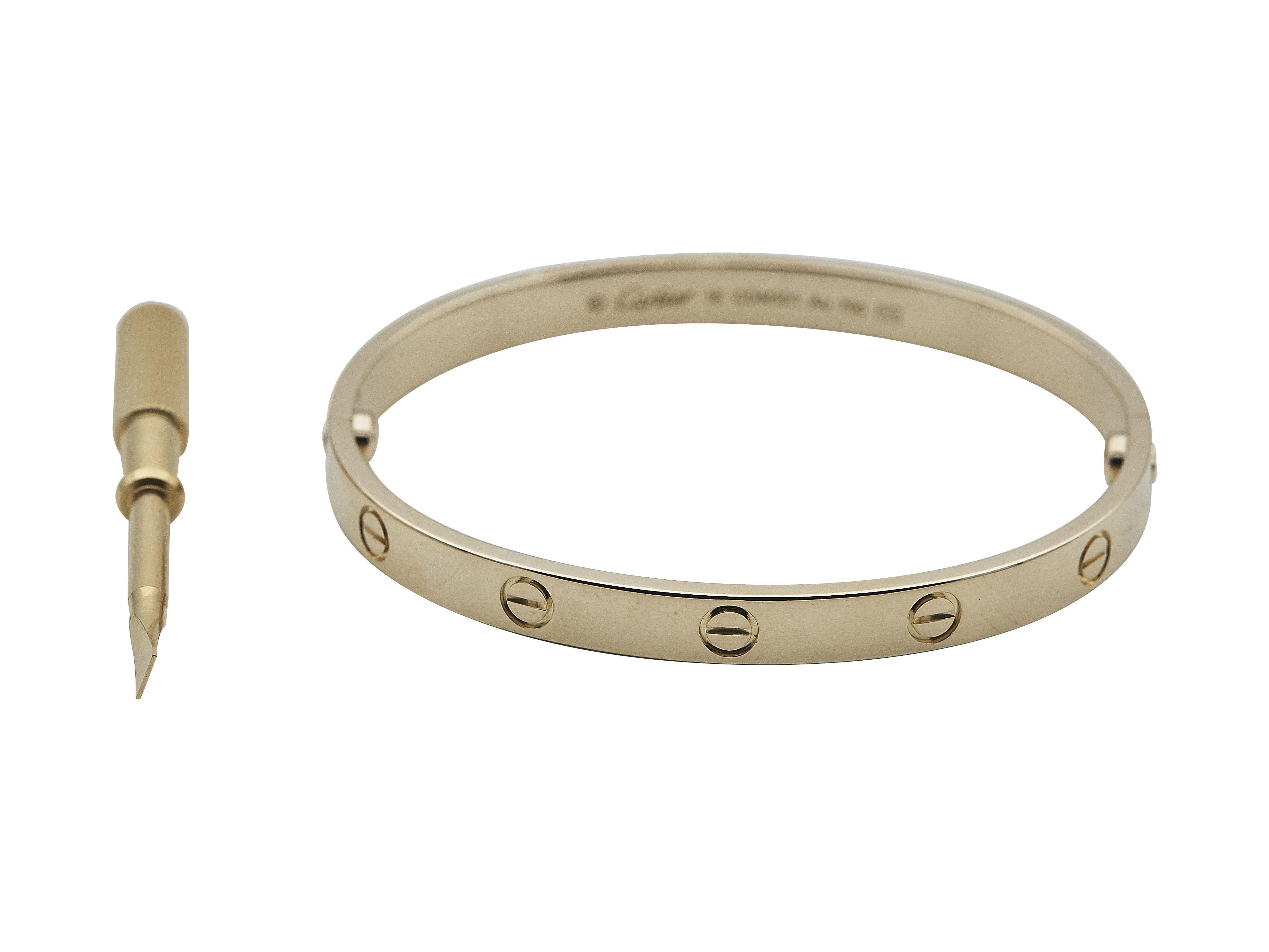 La pulsera: Una pulsera Cartier Love de oro amarillo de dieciocho quilates. Este modelo Clásico es una talla 18.

La pulsera está en excelente estado, con sólo unos pequeños arañazos propios del uso normal. La marca ha realizado un pulido ligero de