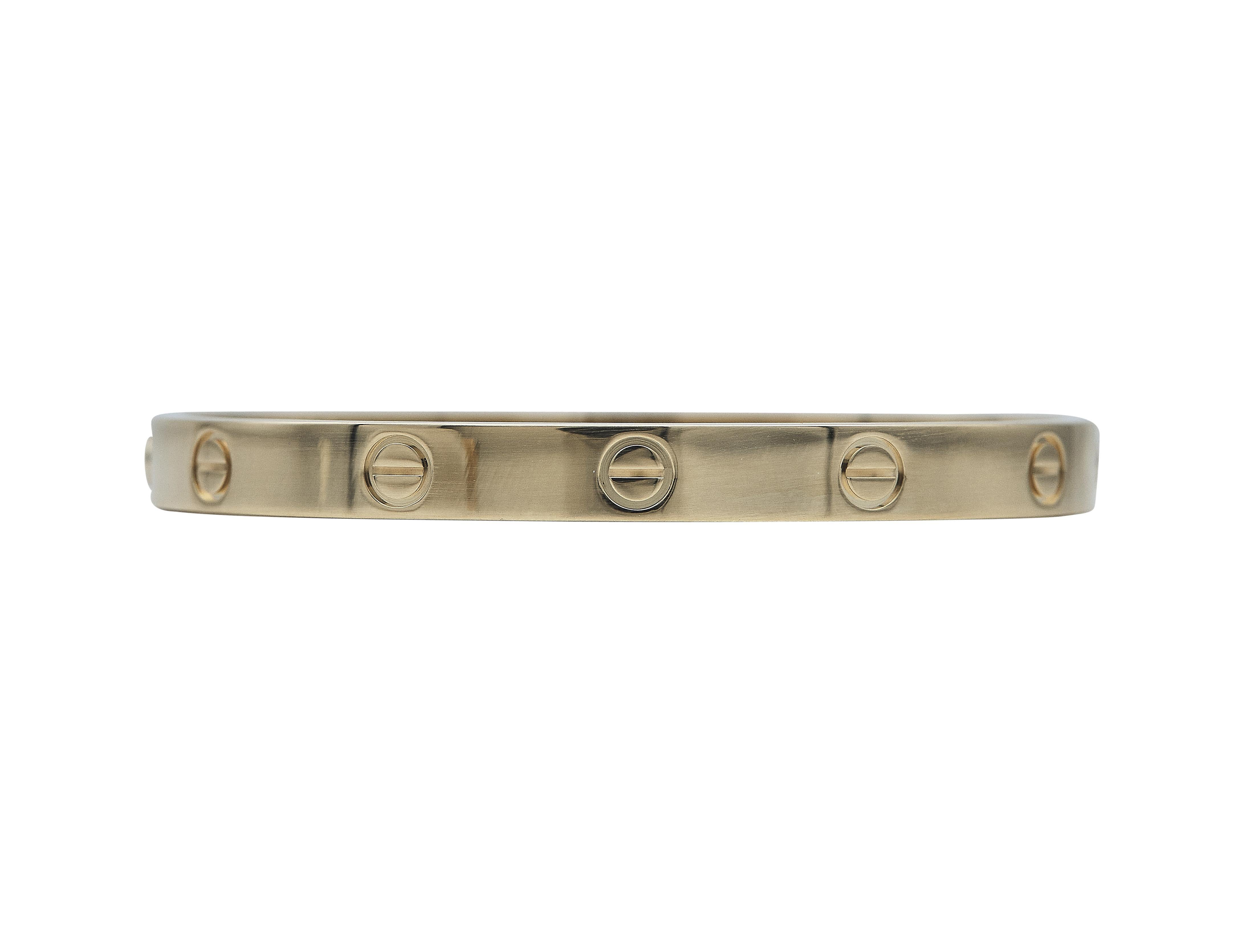 Le bracelet :
Un bracelet bangle de Cartier réalisé en or dix-huit carats. Ce modèle Classic est une taille 18.

Le bracelet est en excellent état, présentant des signes d'usure minimes.

Accompagné de ...
Boîte d'origine
Certificat d'authenticité