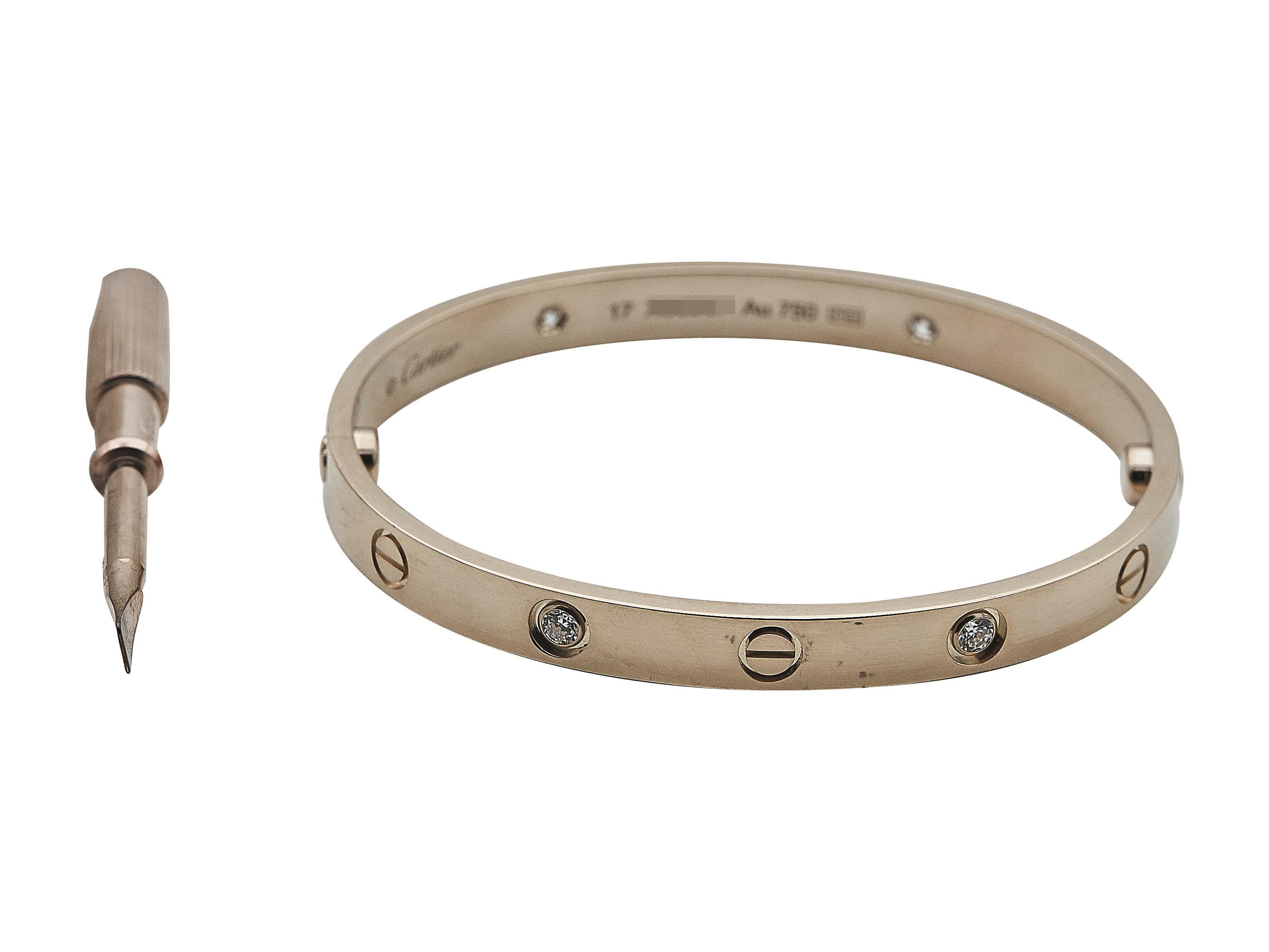 Der Armreif: Ein Cartier Love Armreif aus 18 Karat Roségold, besetzt mit vier runden Diamanten im Brillantschliff. Dieses Classic-Modell hat die Größe 17.

Das Armband ist in ausgezeichnetem Zustand. Es wurde vom Hersteller leicht