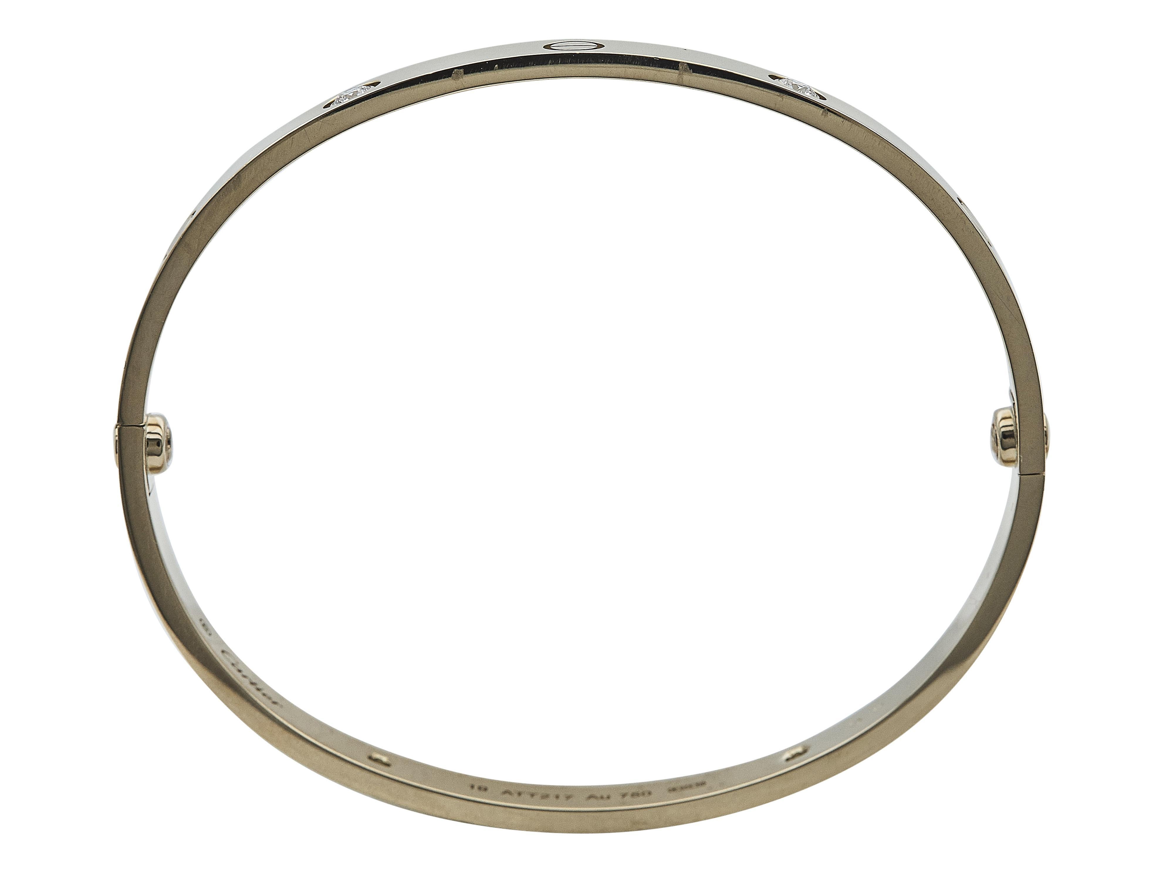 La pulsera: Un brazalete Cartier Love diseñado en oro amarillo de dieciocho quilates engastado con cuatro diamantes redondos de talla brillante. Este modelo Clásico es una talla 19.

La pulsera está en excelente estado. Ha recibido un ligero pulido