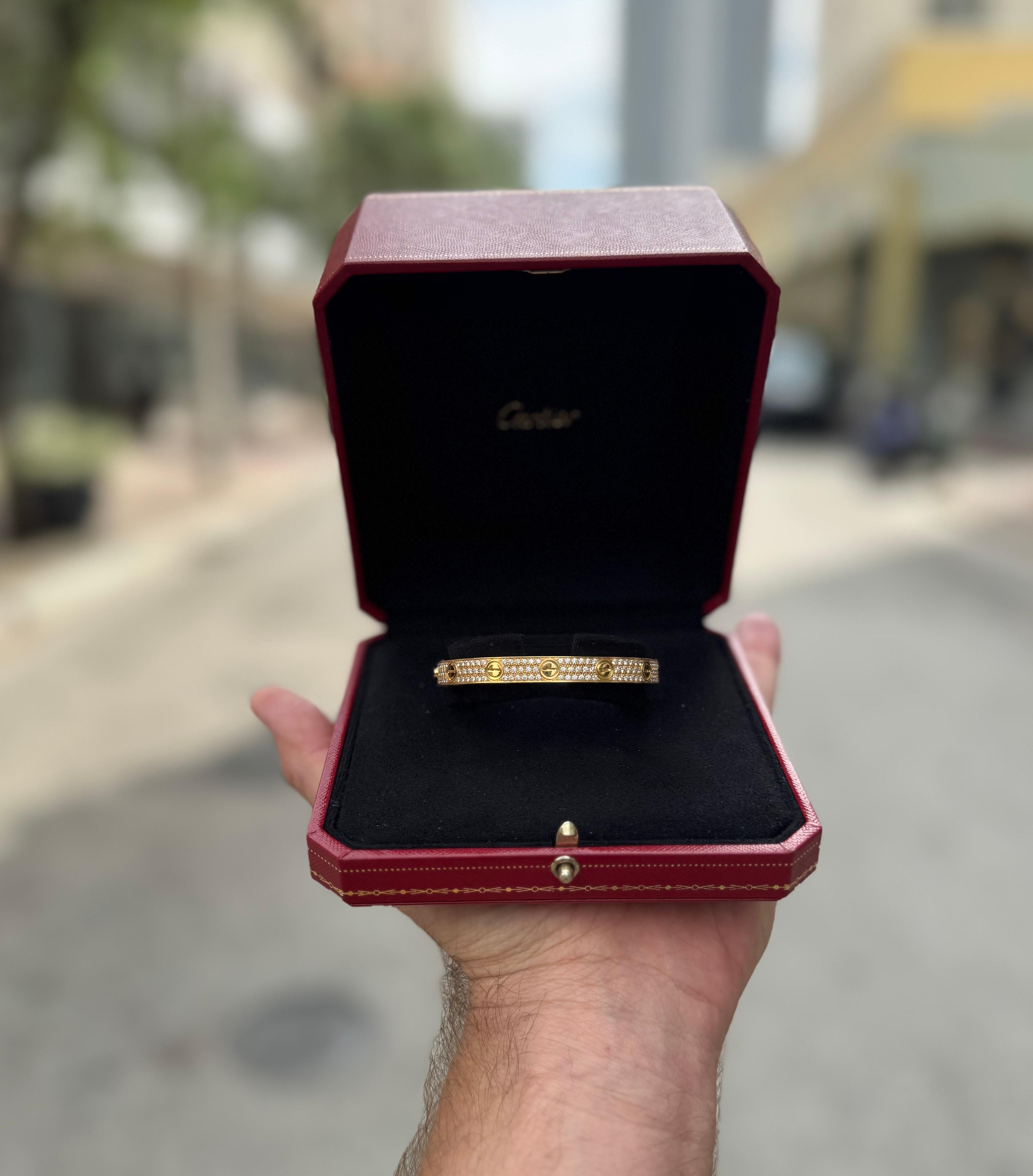 Zeitlose Kreation des famosen Designers Cartier. Bei dem Armband handelt es sich um ein Modell aus 18 Karat Gelbgold, das vollständig mit Diamanten besetzt ist. Das Armband ist mit ca. 204 runden Diamanten im Brillantschliff mit einem Gewicht von