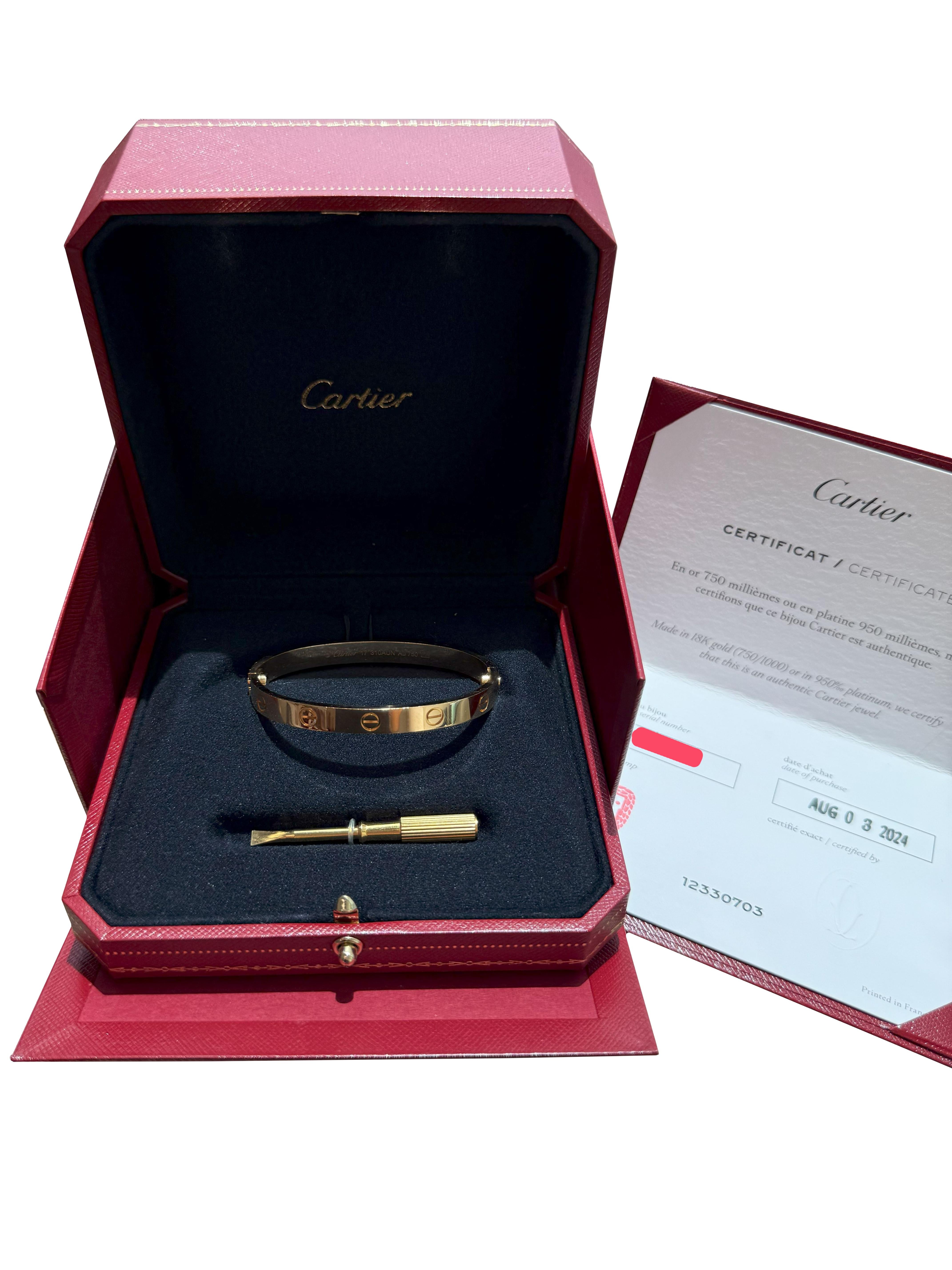 Le bracelet LOVE classique en or jaune 18 carats, avec une finition polie et une fermeture originale.

Détails :
Marque : Cartier
Modèle : Modèle classique
Type : Bracelet d'amour
Taille : 17
MATERIAL : Or jaune 18K (750/1000)
Date d'achat :