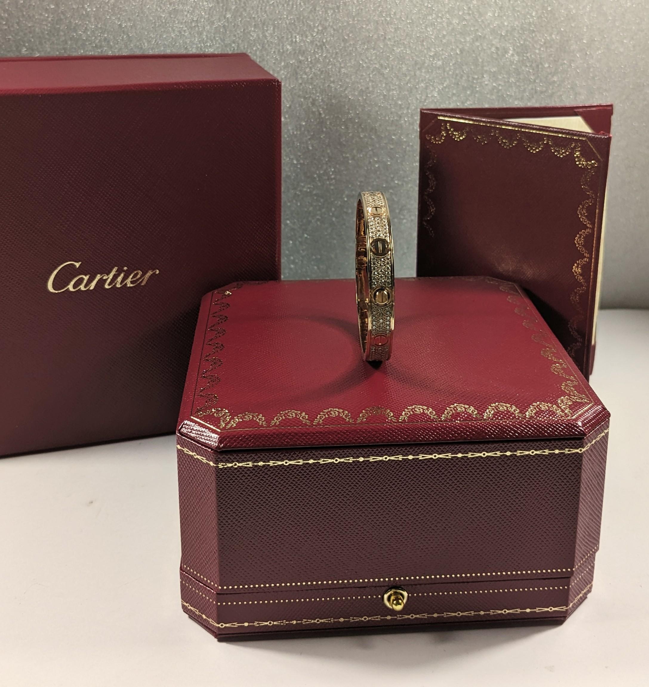 Cartier LOVE Armband aus 18 Karat Roségold mit Diamantenpavé Box und Papieren für Damen oder Herren im Angebot