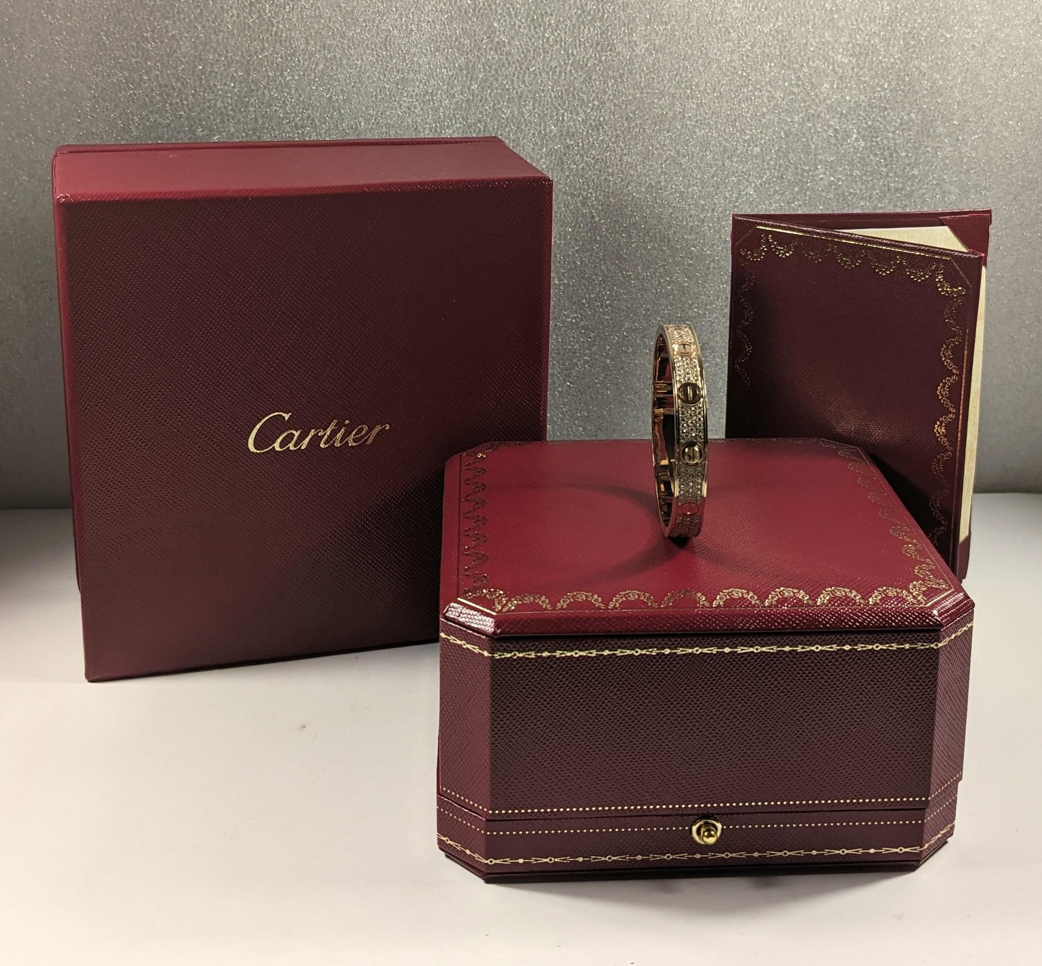 Bracelet LOVE de Cartier en or rose 18k avec pavé de diamants boîte et papiers en vente 1