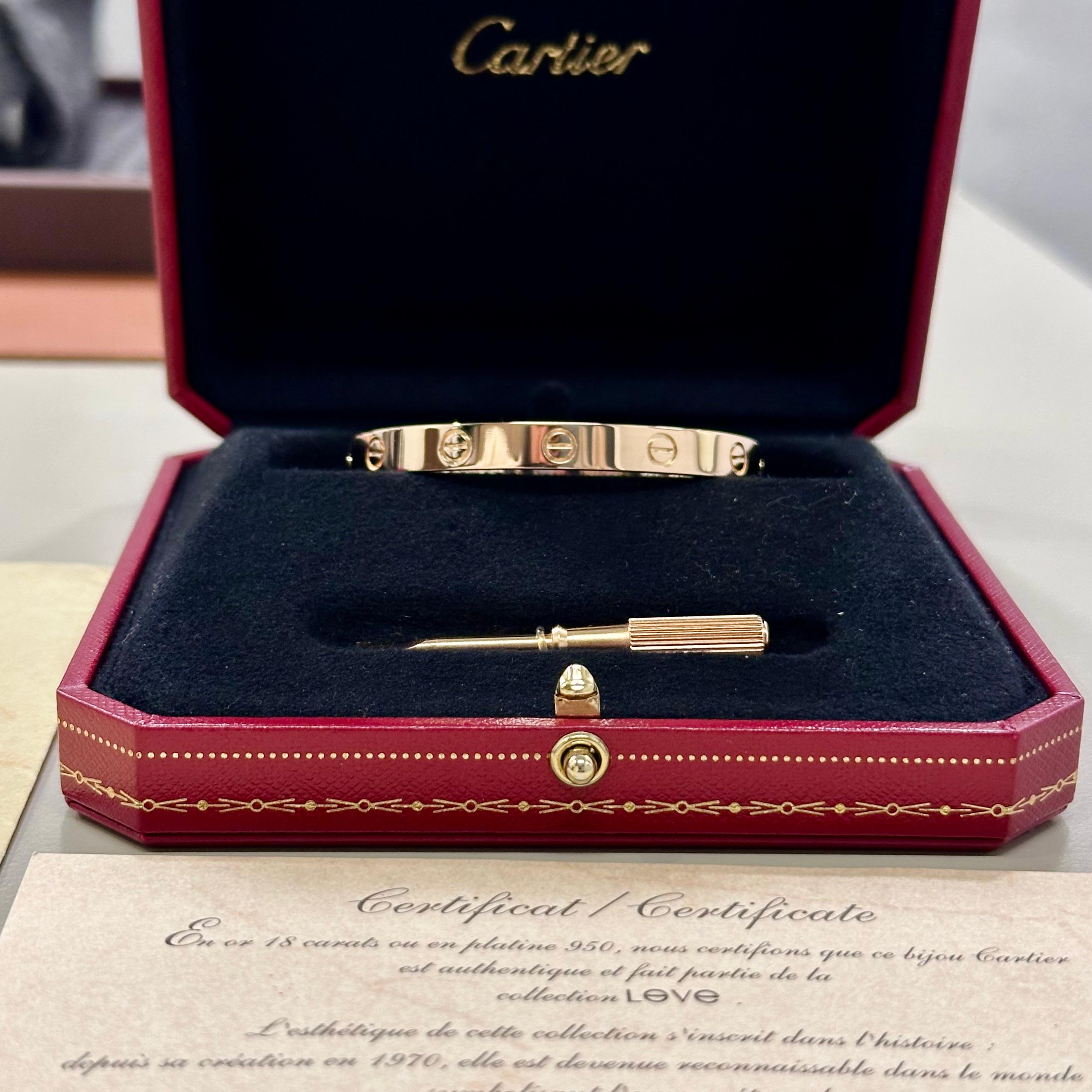 Ce bracelet Love de Cartier est un superbe bijou en or rose. Le bracelet, de forme ovale, est muni d'une fermeture à vis et est poinçonné. L'article est de couleur or rose et mesure 16 cm de long. Elle fait partie de la collection Cartier Love et