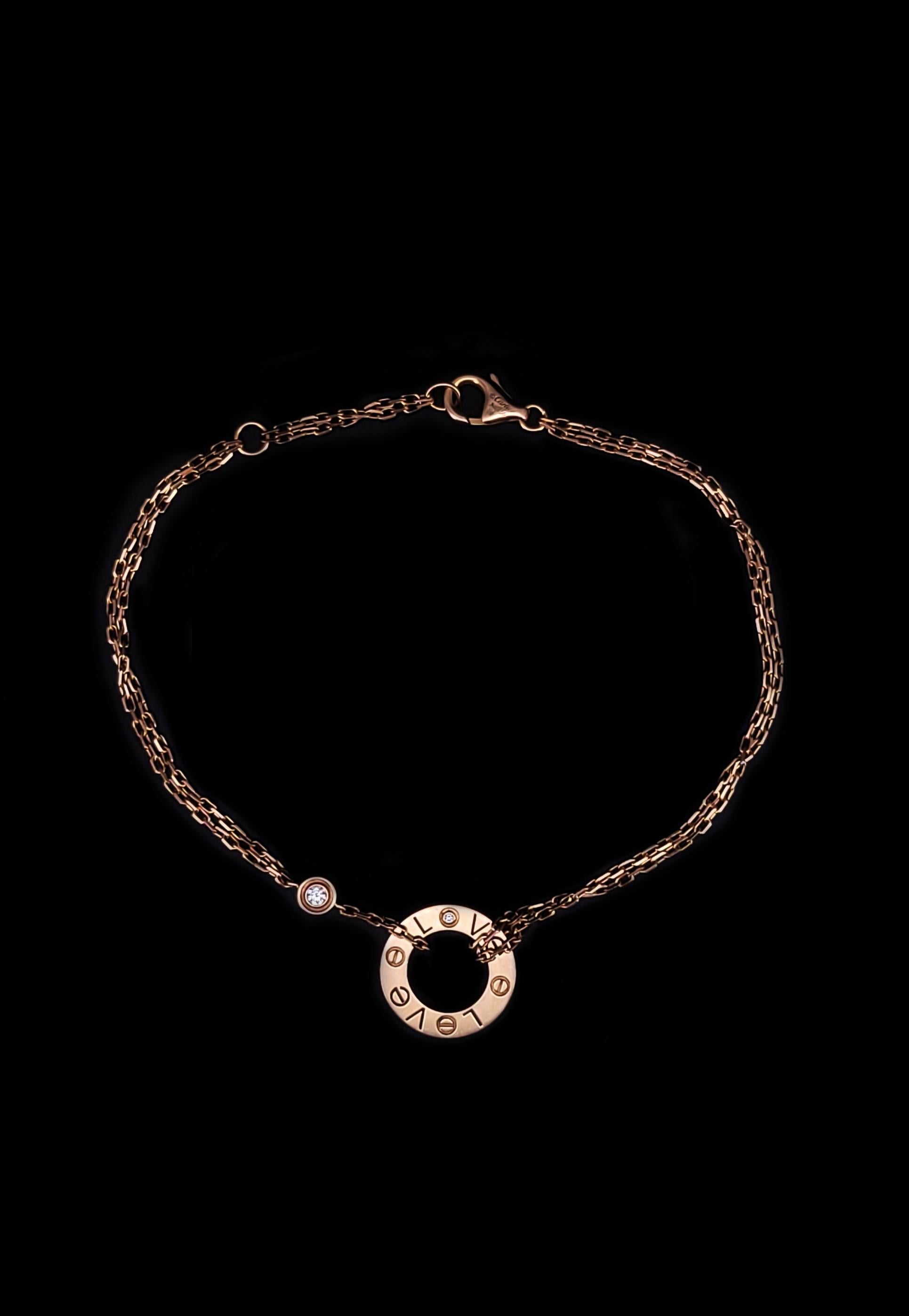 Hija del Nueva York de los años 70, la colección LOVE sigue siendo hoy un símbolo icónico del amor que transgrede las convenciones. Los motivos de tornillos, su forma ovalada ideal y su innegable elegancia establecen la pieza como un homenaje