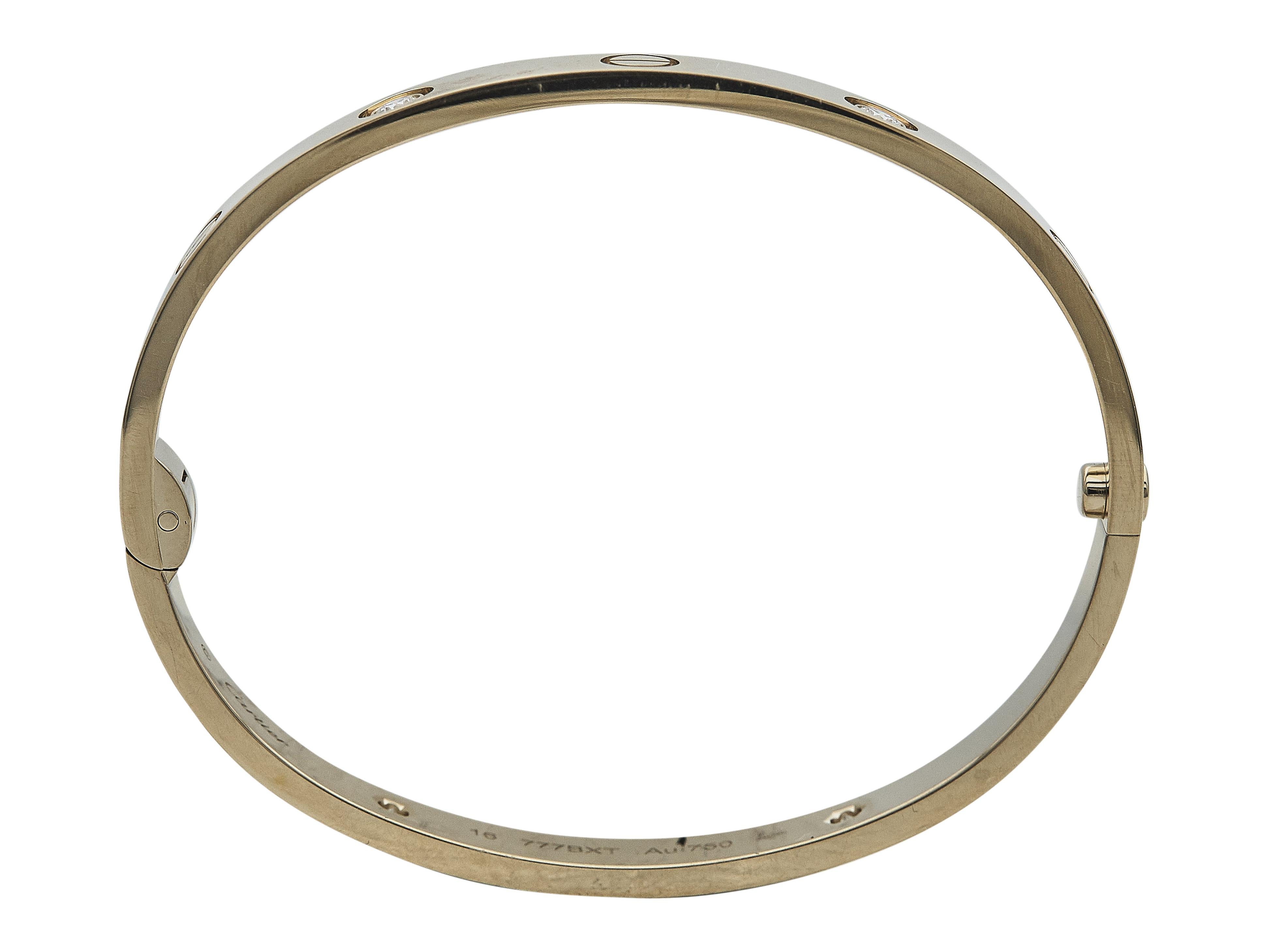 Der Armreif: Ein Cartier Love Armreif. Dieses klassische Modell ist mit einem Ein-Schrauben-Verschluss aus achtzehn Karat Gelbgold ausgestattet. Es ist eine Größe 16.

Das Armband ist in ausgezeichnetem Zustand, mit nur ein paar kleinen Kratzern,