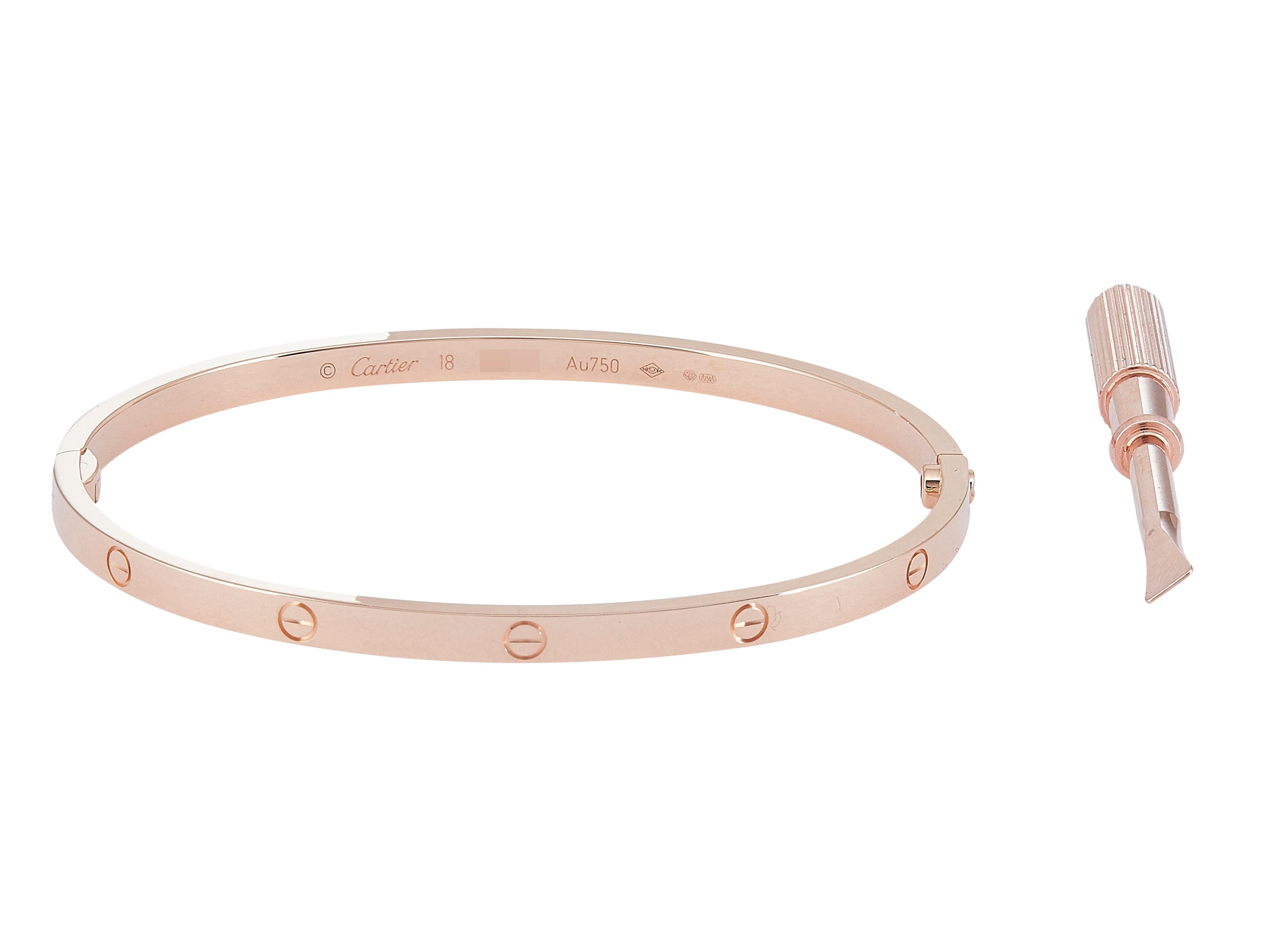 Le bracelet : Un bracelet Love de Cartier en or rose 18 carats. Ce petit modèle est équipé d'une seule charnière et d'une seule vis. Ce bracelet est une taille 18.

Accompagné de ...

Boîte d'origine
Certificat d'authenticité
Documents de