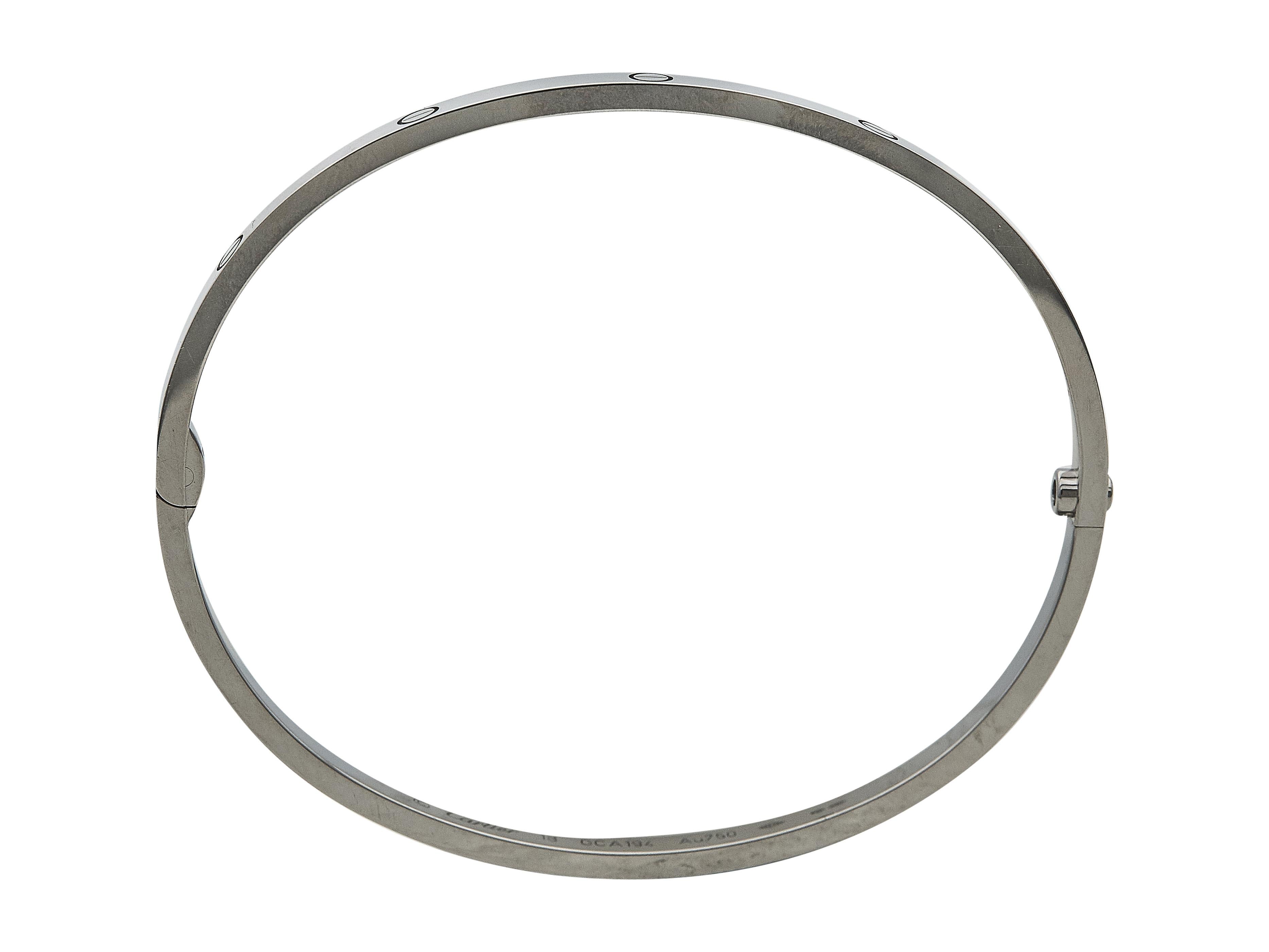 Le bracelet : Un bracelet Love de Cartier avec fermeture à vis unique. Ce modèle Small est en or blanc de dix-huit carats et fait une taille 18.

Le bracelet est en excellent état, avec seulement quelques rayures mineures qui sont attendues avec