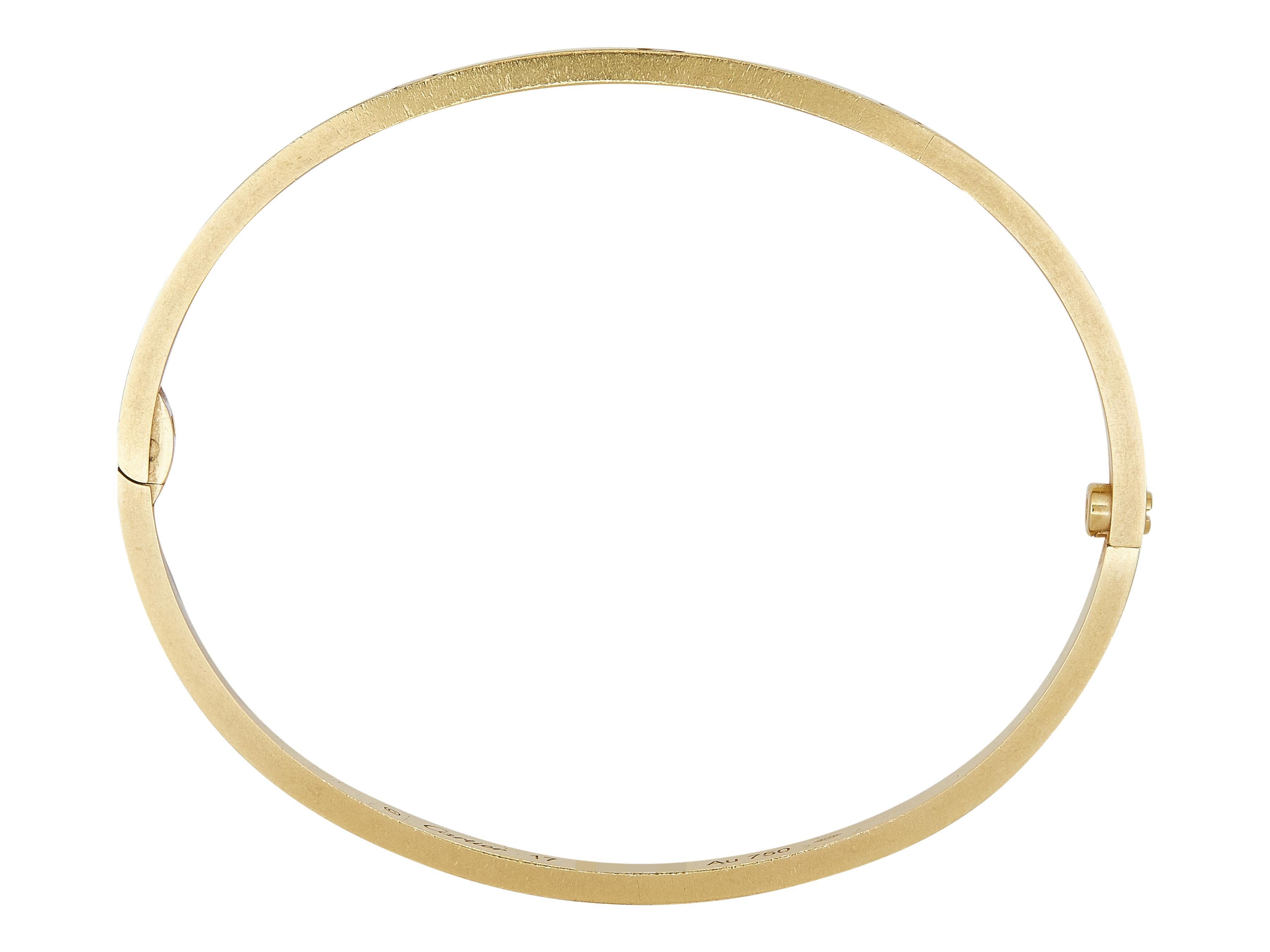 Le bracelet : Un bracelet à mailles LOVE de Cartier. Ce petit modèle est doté d'une fermeture à vis unique et serti de six diamants ronds de taille brillante. Il s'agit d'une taille 17.

Accompagné de ...
Certificat d'authenticité daté de