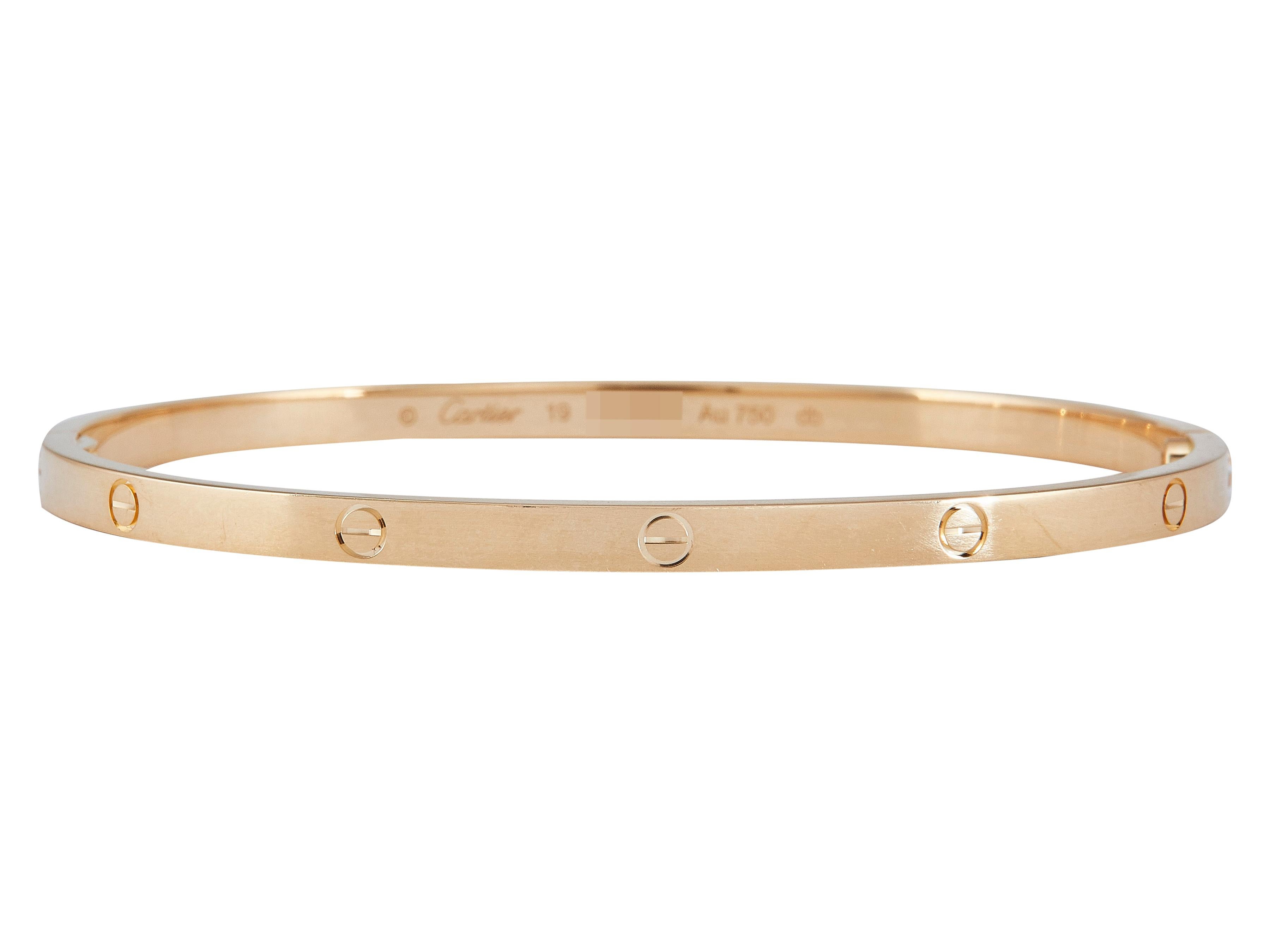 La pulsera: Una pulsera brazalete LOVE de Cartier con cierre de un solo tornillo. Este modelo Pequeño está diseñado en oro amarillo de dieciocho quilates y es de la talla 17. 

La pulsera está en excelente estado, con sólo unos pequeños arañazos