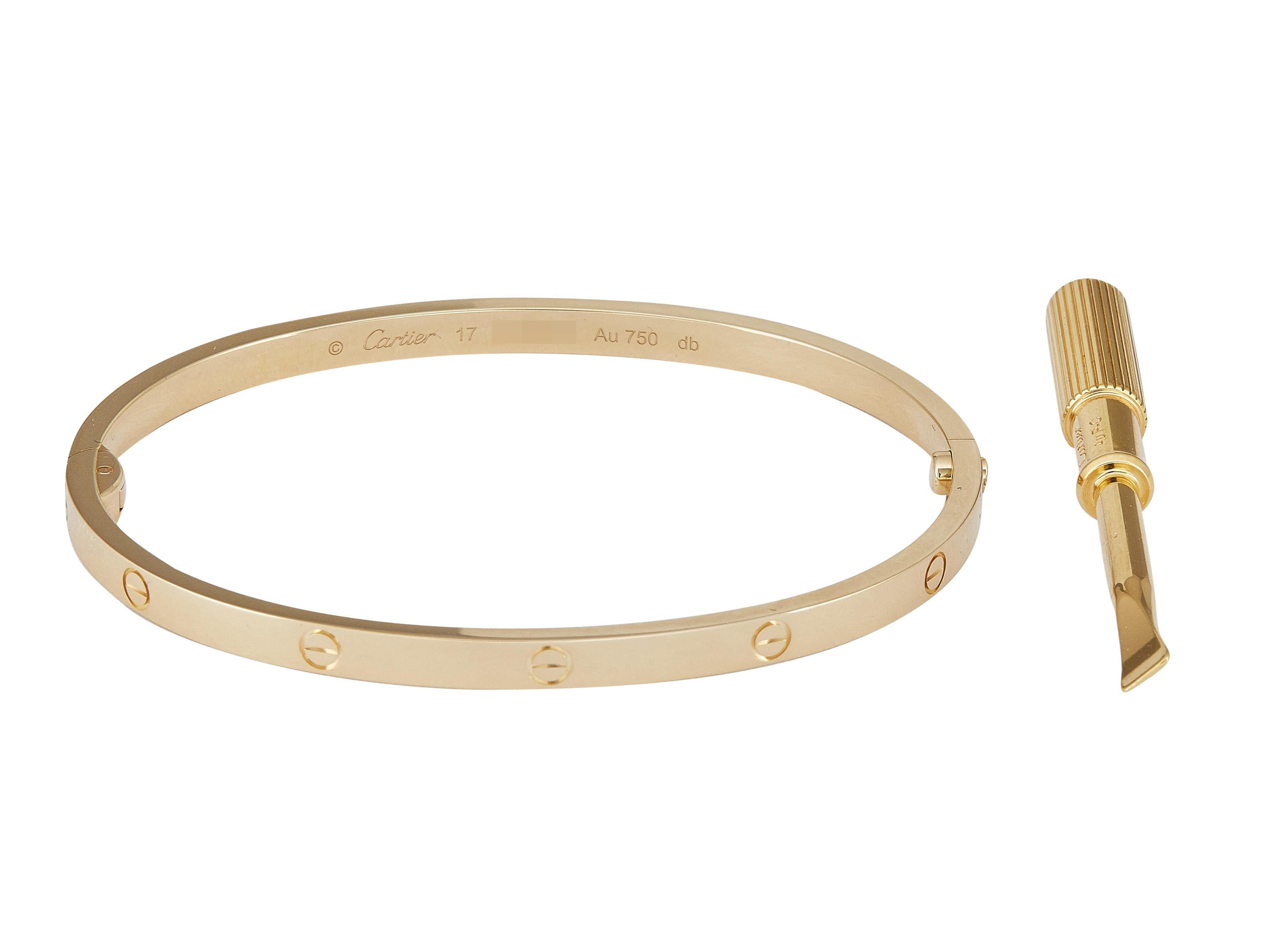 La pulsera: Una pulsera brazalete LOVE de Cartier con cierre de un solo tornillo. Este modelo Pequeño está diseñado en oro amarillo de dieciocho quilates y es de la talla 17. 

La pulsera está en excelente estado, con sólo unos pequeños arañazos