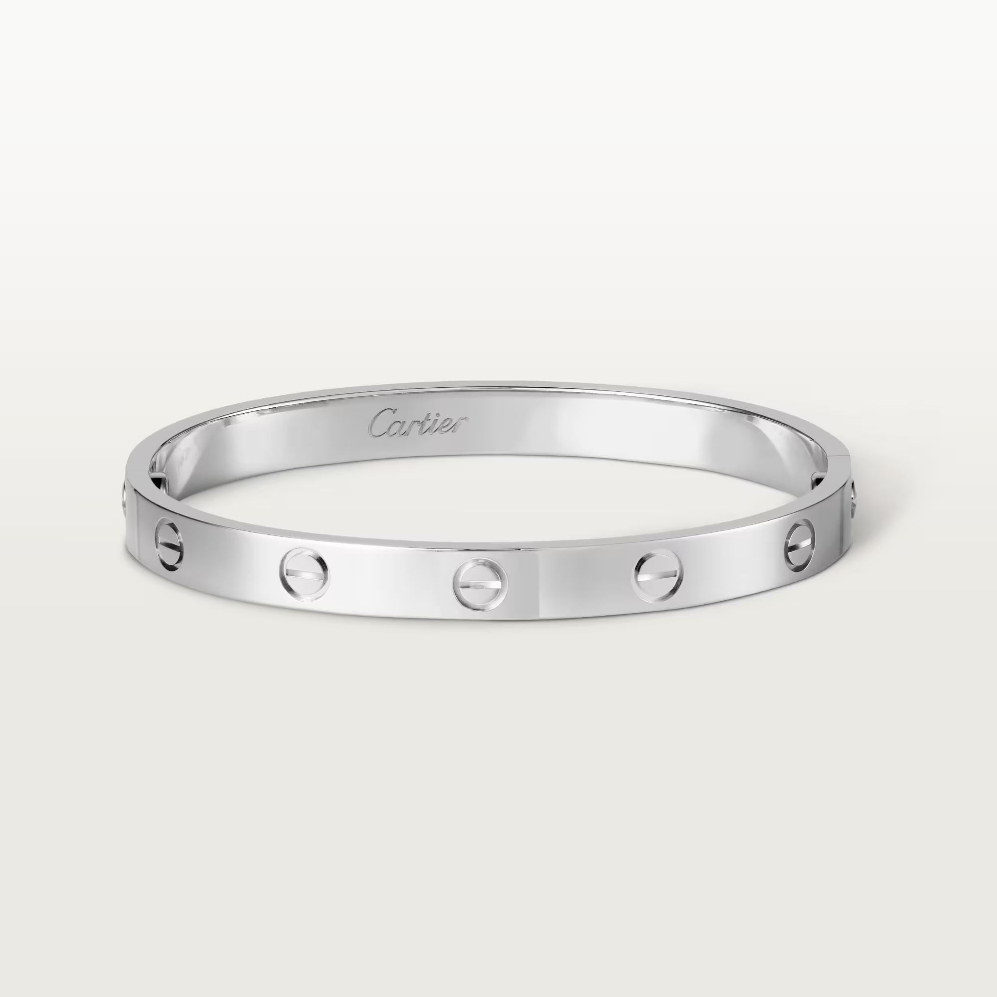 Designer: Cartier

Collection'S:  Liebe

Stil: Armband

Metall: Weißgold 

Metallreinheit: 18K 

Armbänder Größe: 18

Punzierungen: Cartier; Seriennummer

Enthält:  24 Monate Brilliance Jewels-Garantie

                 Cartier Box & 