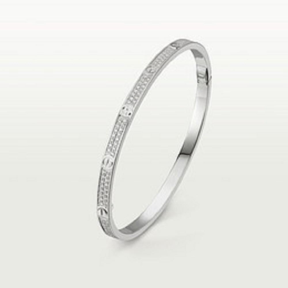 Bracelet LOVE, petit modèle, en or blanc 750/1000, serti de 177 diamants taille brillant totalisant 0,95 carats. Fourni avec un tournevis. Largeur : 3,65 mm (pour la taille 17). Désormais disponible dans une version plus fine, Cartier continue