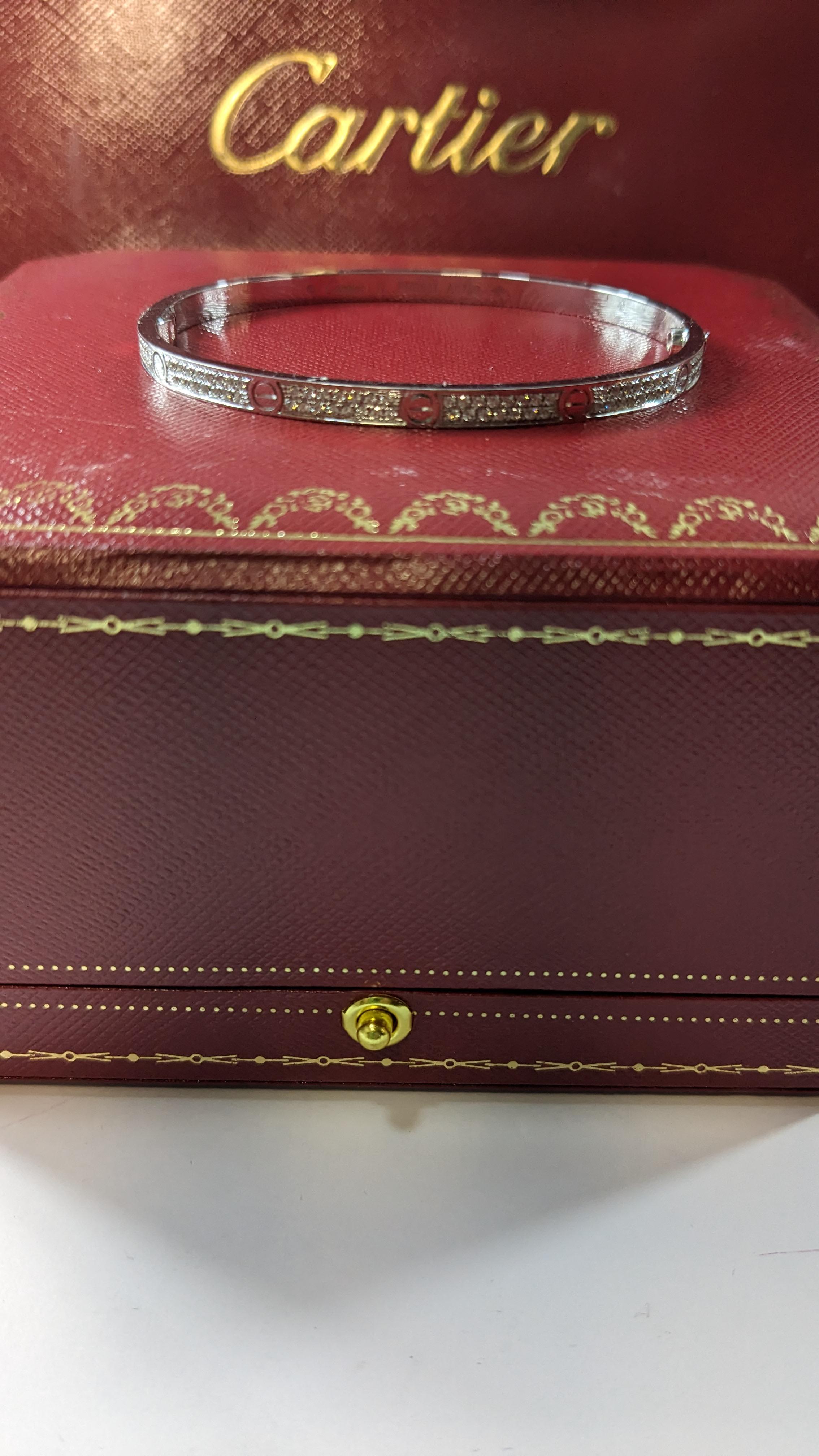 Cartier, petit bracelet Love Bracelet en or blanc 18 carats avec diamants, boîte et papiers, taille 18 Excellent état - En vente à Bilbao, ES