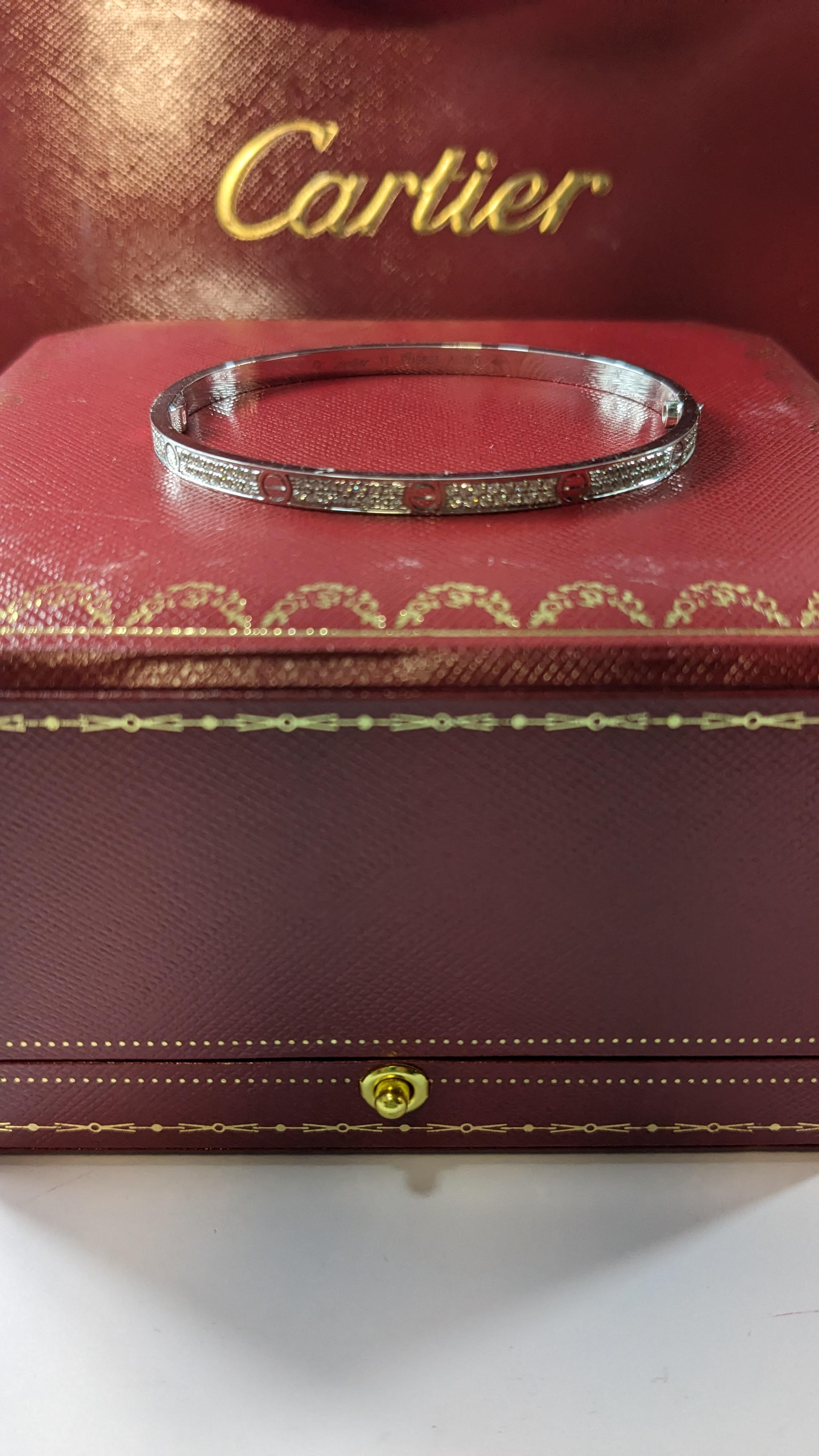 Cartier, petit bracelet Love Bracelet en or blanc 18 carats avec diamants, boîte et papiers, taille 18 Unisexe en vente