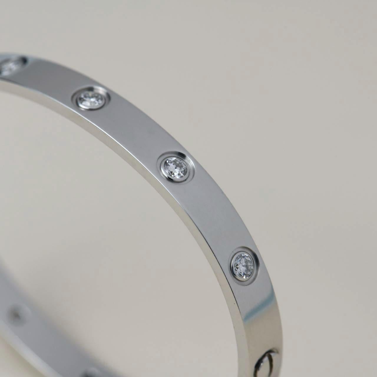 Cartier Love-Armband, Zehn Diamanten, 18 Karat Wei�ßgold, Größe 16 im Zustand „Hervorragend“ in Banbury, GB
