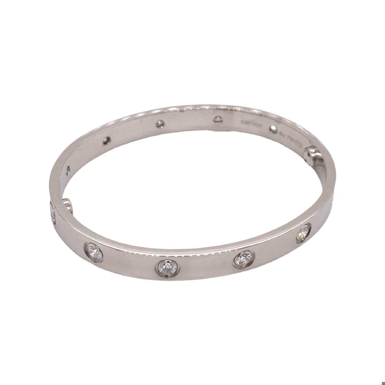 Diseñador: Cartier  
Colección: Amor  
Estilo: Pulsera/Brazalete  
Metal: Oro blanco  
Pureza del metal: 18k  
Ancho de banda: 6,1 mm  
Piedras: 10 diamantes redondos talla brillante  
Peso total en quilates: aprox. 0,96 quilates  
Peso total del
