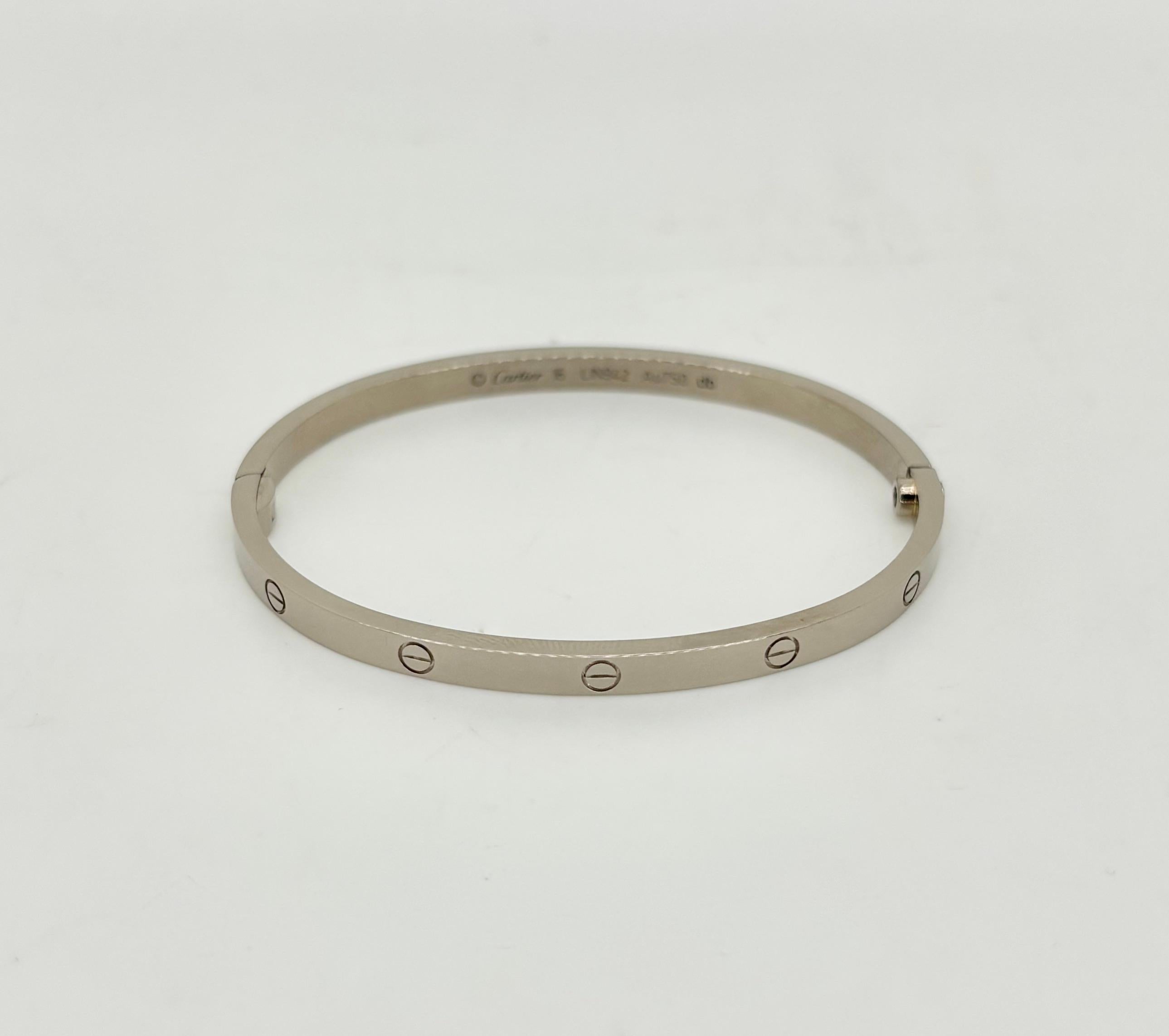 Authentique bracelet LOVE de Cartier en or blanc 18 carats avec boîte d'origine et tournevis. 

Créateur : Cartier
Métal : Or blanc 18k
Taille du bracelet : 16 - 5.75
