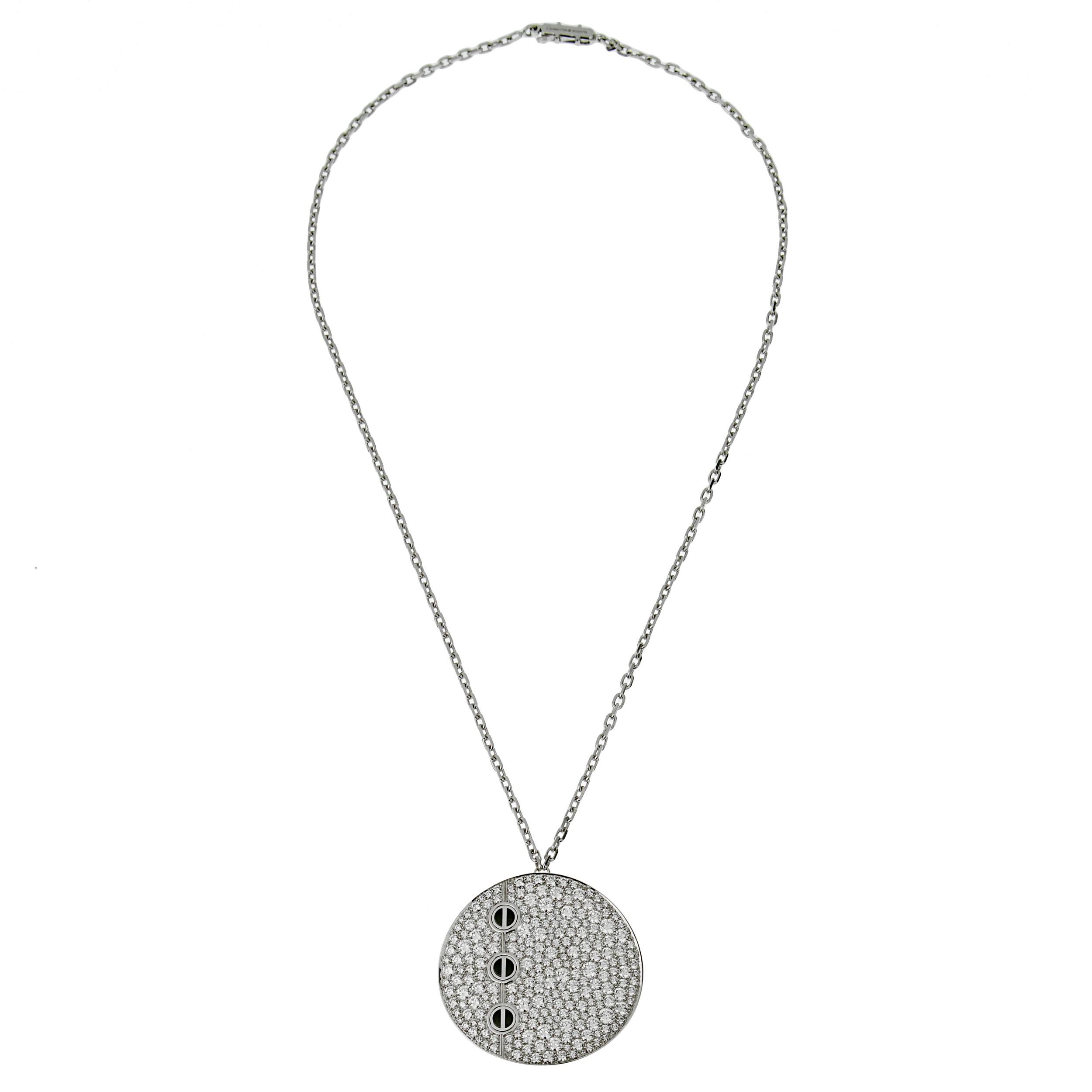 Eine prächtige Sonderbestellung Cartier Love Anhänger Diamanten Halskette zirka 2000er Jahre präsentiert über die feinsten Original Cartier runden Brillanten mit 3 ikonischen Schraube Motive in Onyx gefertigt gefasst. Der Anhänger misst 1,37