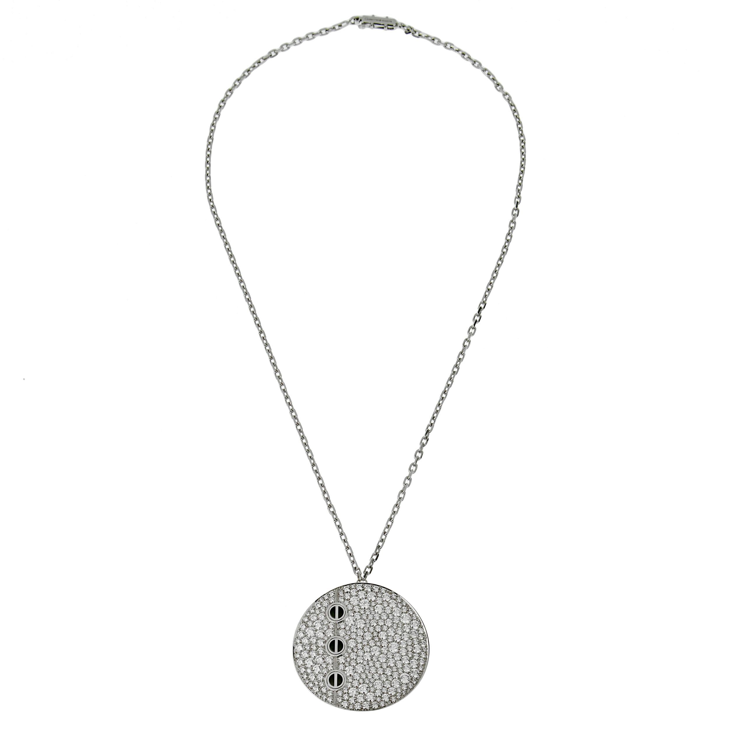 Une magnifique commande spéciale de Cartier, un collier de diamants avec pendentif Love, datant des années 2000, mettant en valeur plus de 5 ct des plus beaux diamants ronds de Cartier, sertis de 3 motifs de vis emblématiques en onyx. Le pendentif