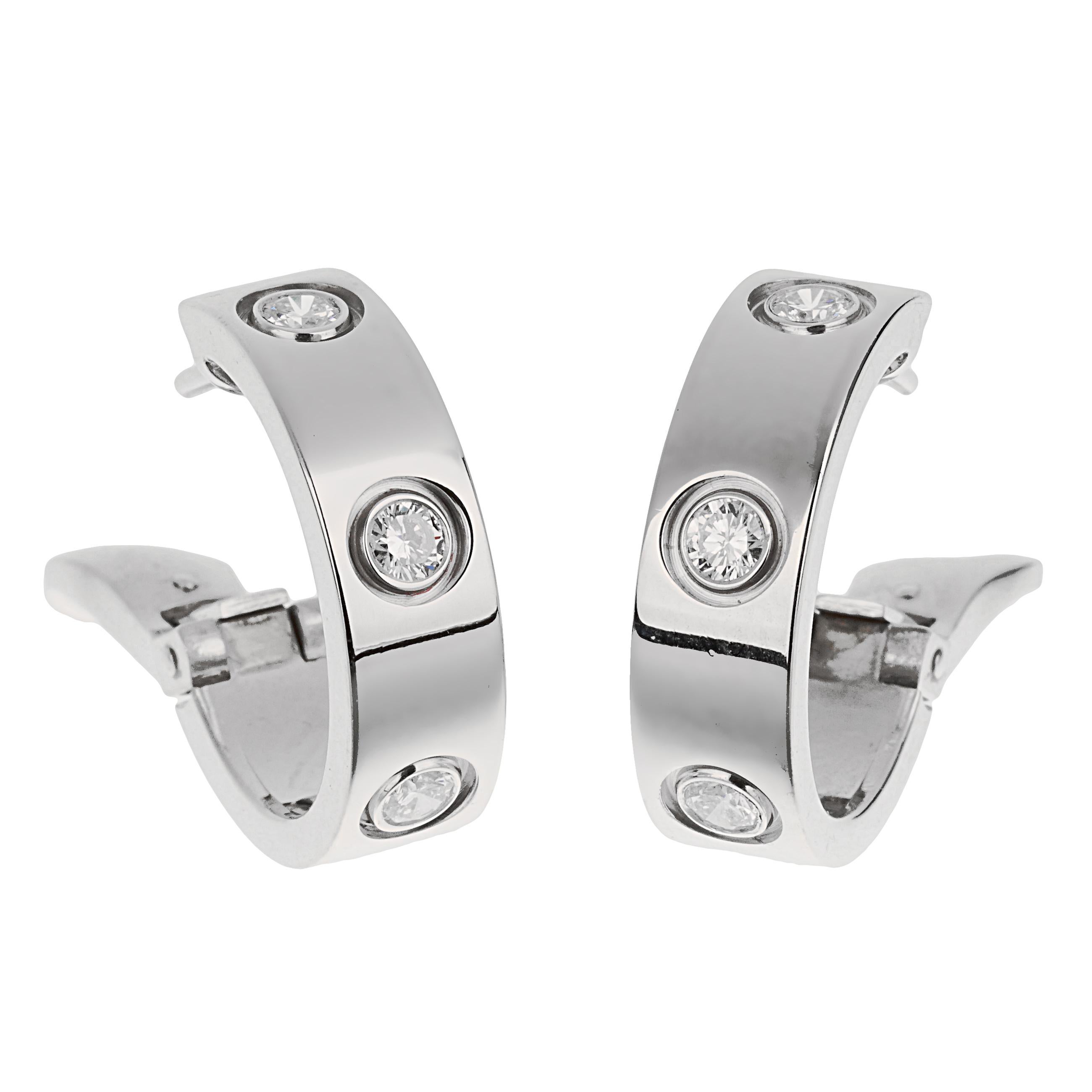 Los pendientes de aro Cartier Love 6 diamantes de oro blanco de 18 quilates son una impresionante representación de la elegancia atemporal y la artesanía perdurable de la emblemática colección Love de Cartier. Estos pendientes están meticulosamente