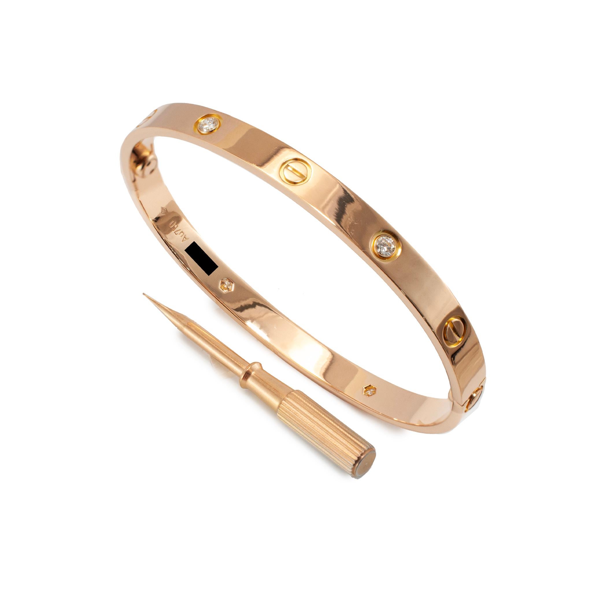 Marchio: Cartier 

Genere: Donna

Tipo di metallo: oro rosa 18 carati

Lunghezza: 7,25 pollici

Larghezza: 6.00 mm

Peso: 33,48 grammi

Bracciale bangle con diamanti in oro rosa 18 carati lucido da donna firmato CARTIER. Inciso con 