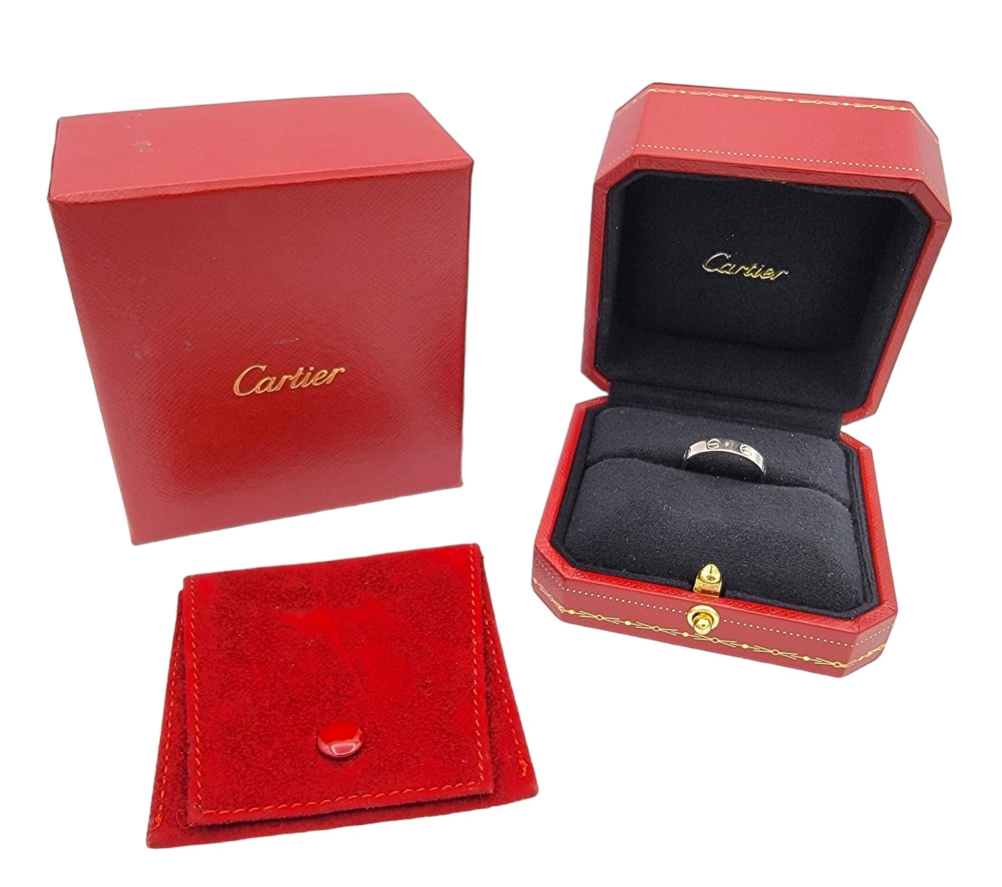 Cartier, bague à anneau étroit en or blanc 18 carats de la collection Love avec boîte, taille 52 Unisexe en vente
