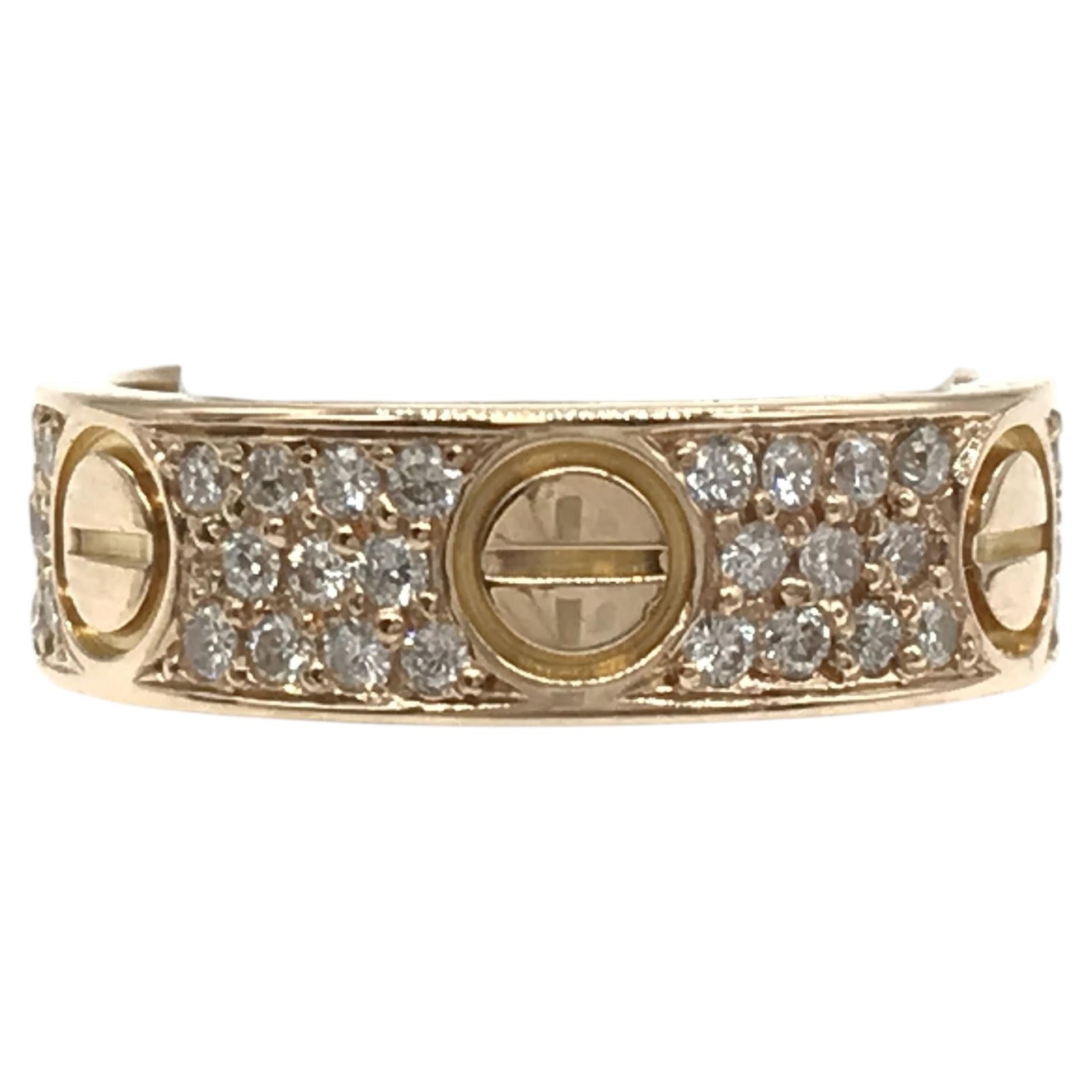 Anillo de la colección Love de Cartier, con pavé de diamantes y banda de oro rosa de 18 quilates en venta