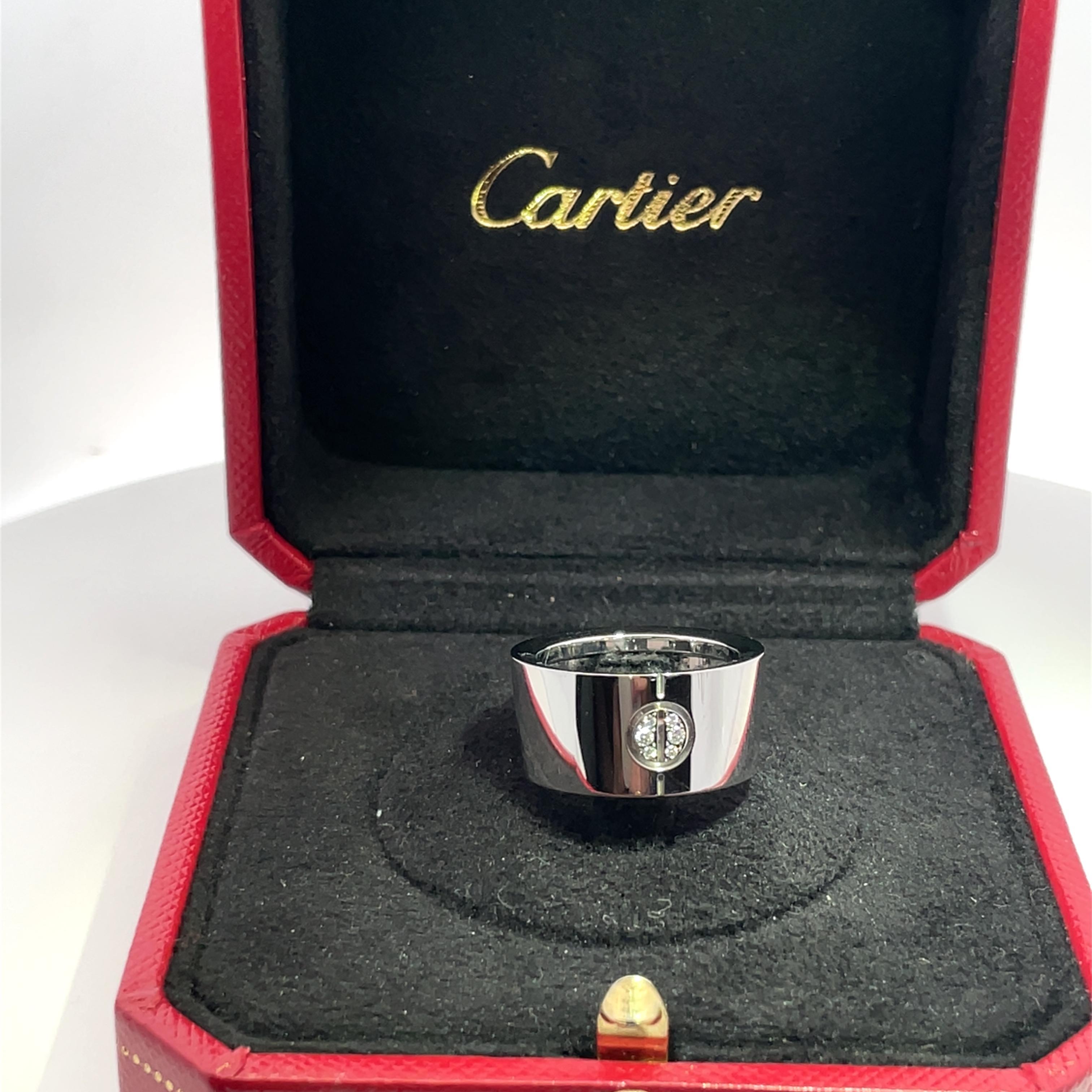 Découvrez l'élégance exquise de la bague Love Cone Large/Wide de Cartier, une pièce éblouissante de l'emblématique Collectional. Fabriquée en luxueux or blanc 18 carats, cette bague est ornée de 6 diamants brillants en son centre, rayonnant de