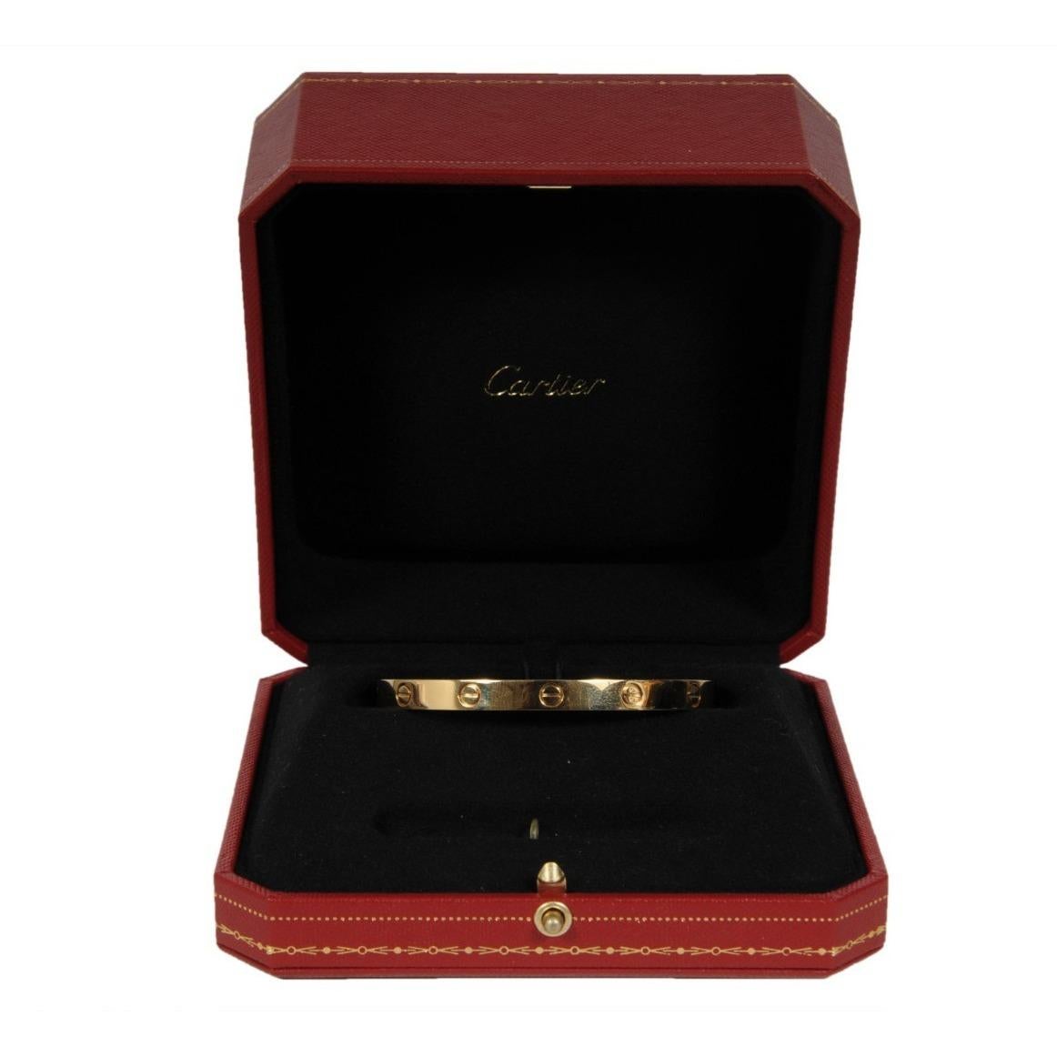 - Or jaune 18k

- Livré avec une boîte de rechange Cartier 

- Taille 19


Condit :

Le bracelet était un modèle d'exposition donc l'état est 