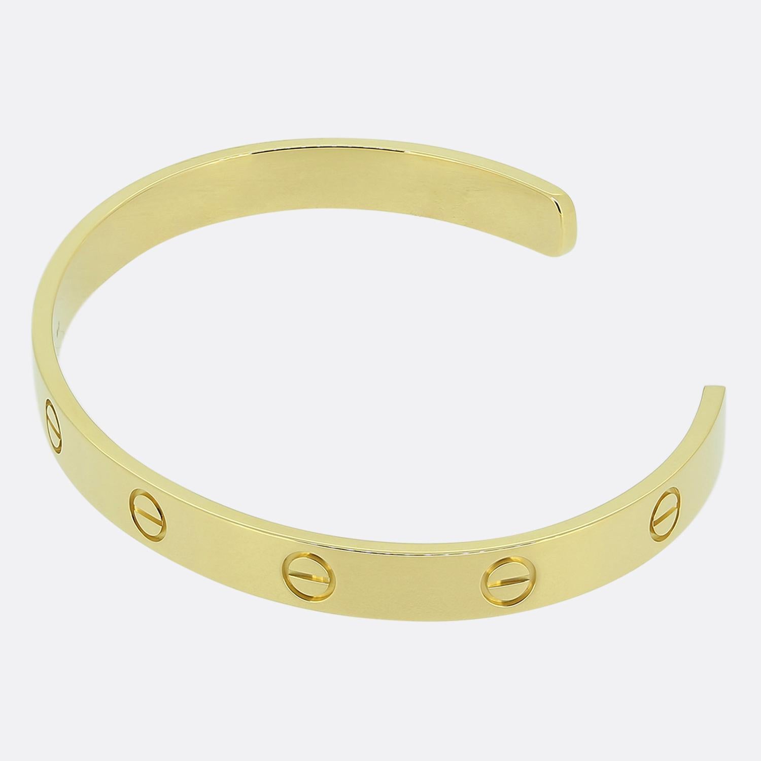 Voici un bracelet en or jaune 18ct de la maison de joaillerie de luxe Cartier. Ce bracelet fait partie de la collection LOVE, connue dans le monde entier, et arbore le motif iconique de la vis sur tout le pourtour extérieur. Il s'agit du modèle