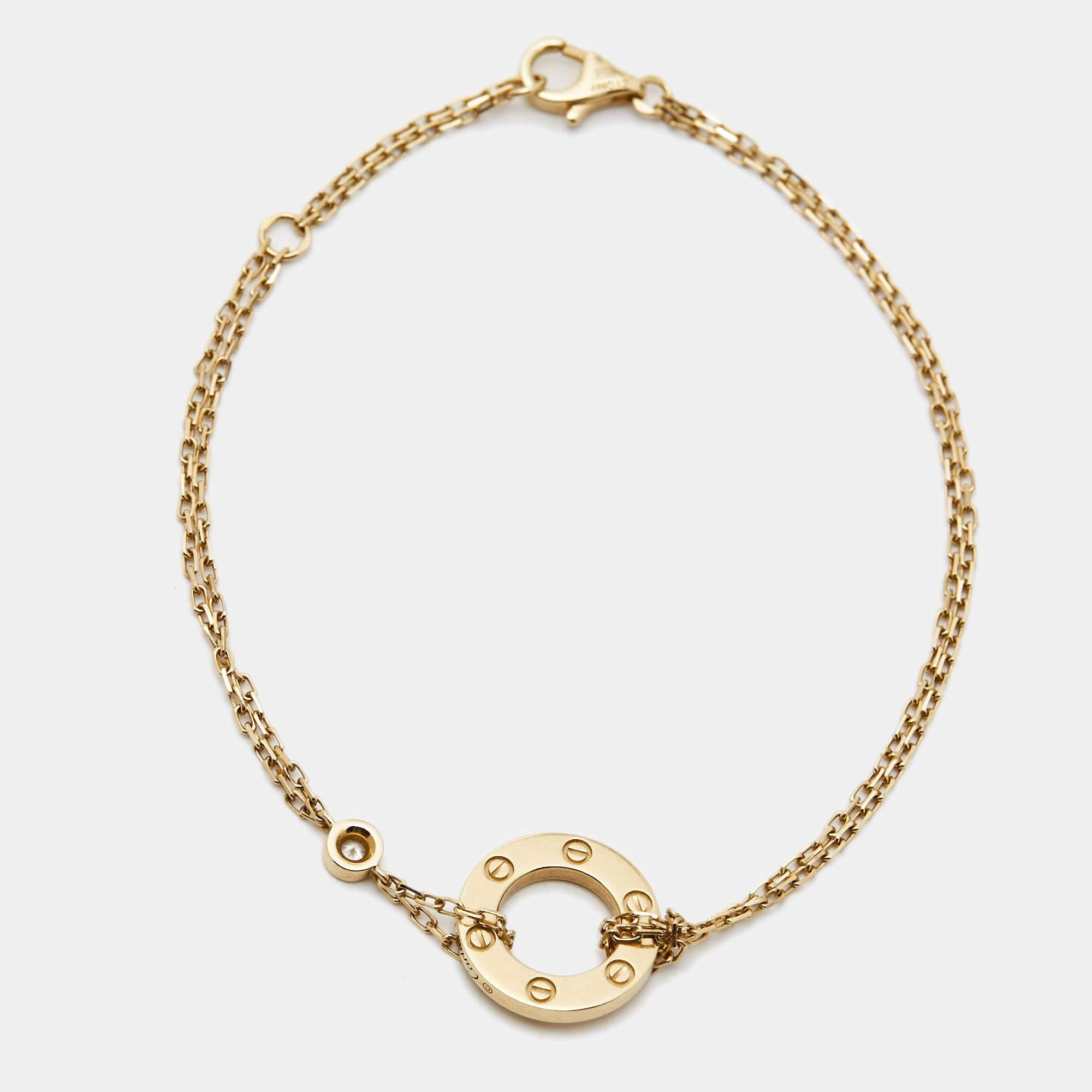 Le bracelet Love de Cartier est un chef-d'œuvre exquis, qui allie harmonieusement luxe et romantisme. Réalisé en or jaune 18 carats lustré, son motif Love emblématique est orné de diamants éblouissants qui lui confèrent une touche de brillance. Le