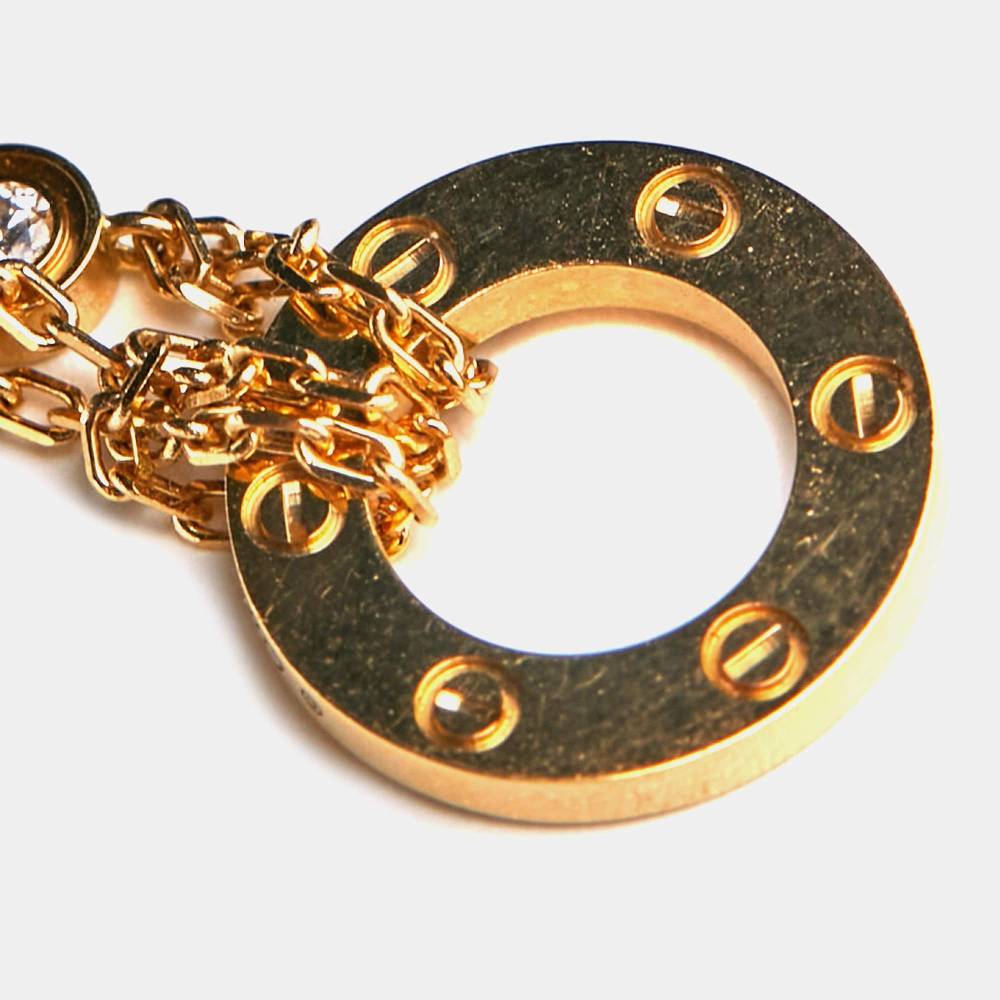 Dieses Love-Armband ist ein Beweis für die wunderbare Handwerkskunst und die sorgfältige Arbeit, die in der Herstellung eines Cartier-Wunders steckt! Sie ist aus 18 Karat Gelbgold gefertigt und zeigt die ikonischen Schraubenmotive und Diamanten.

