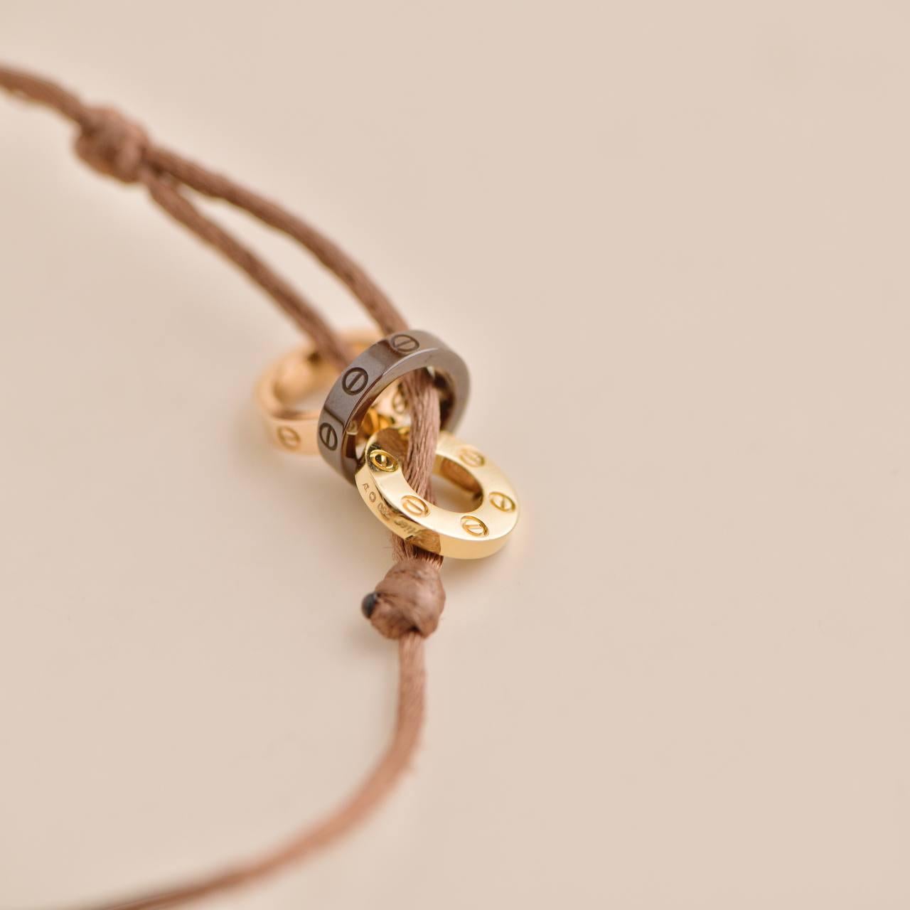 Taille brillant Cartier Love Bracelet en céramique jaune et or rose avec 3 anneaux en cordon de soie et diamants en vente