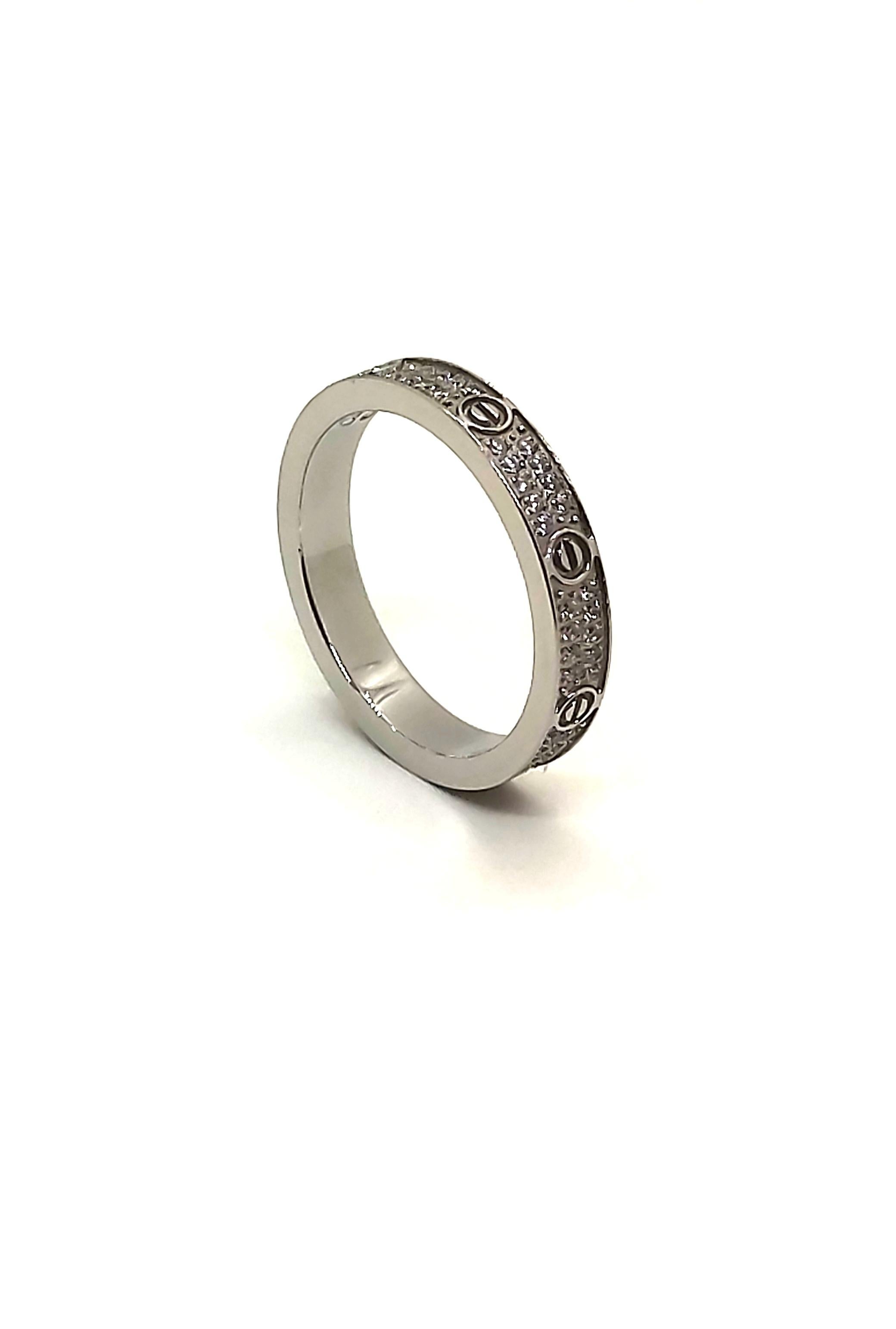 Der Love-Ring von Cartier ist nach wie vor eine beliebte Wahl, wenn es um die Wahl eines Hochzeits- oder Verlobungsrings geht. Die durch Schraubenmotive hervorgehobene Ikone Love aus den 1970er Jahren steht für zeitlose Romantik.
Dieser Ring ist aus