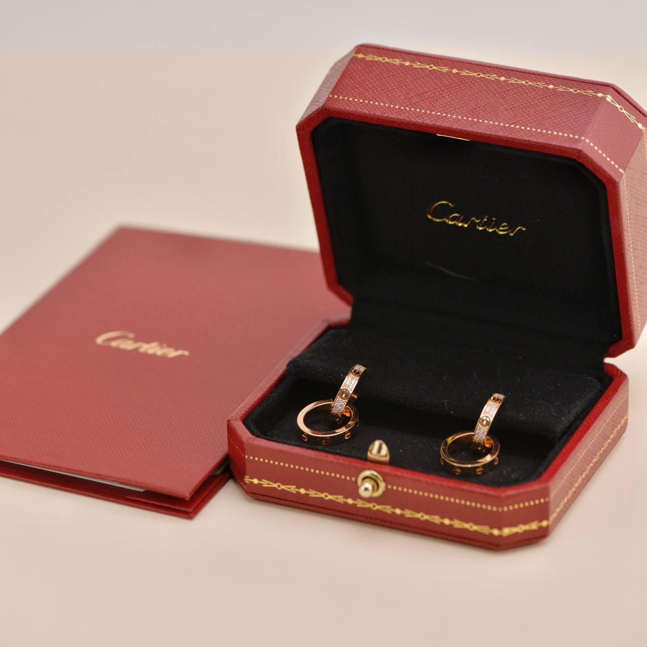 SKU	33301681
Viene fornito con	Set completo (scatola + scheda)
Data	2025
RRP	£6.700 tasse incluse / €7.850 tasse incluse / $7.000 tasse escluse
Modello	N8515240
Numero di serie	33****
Metallo	Oro rosa 18k
Pietre	Diamante
Peso totale dei