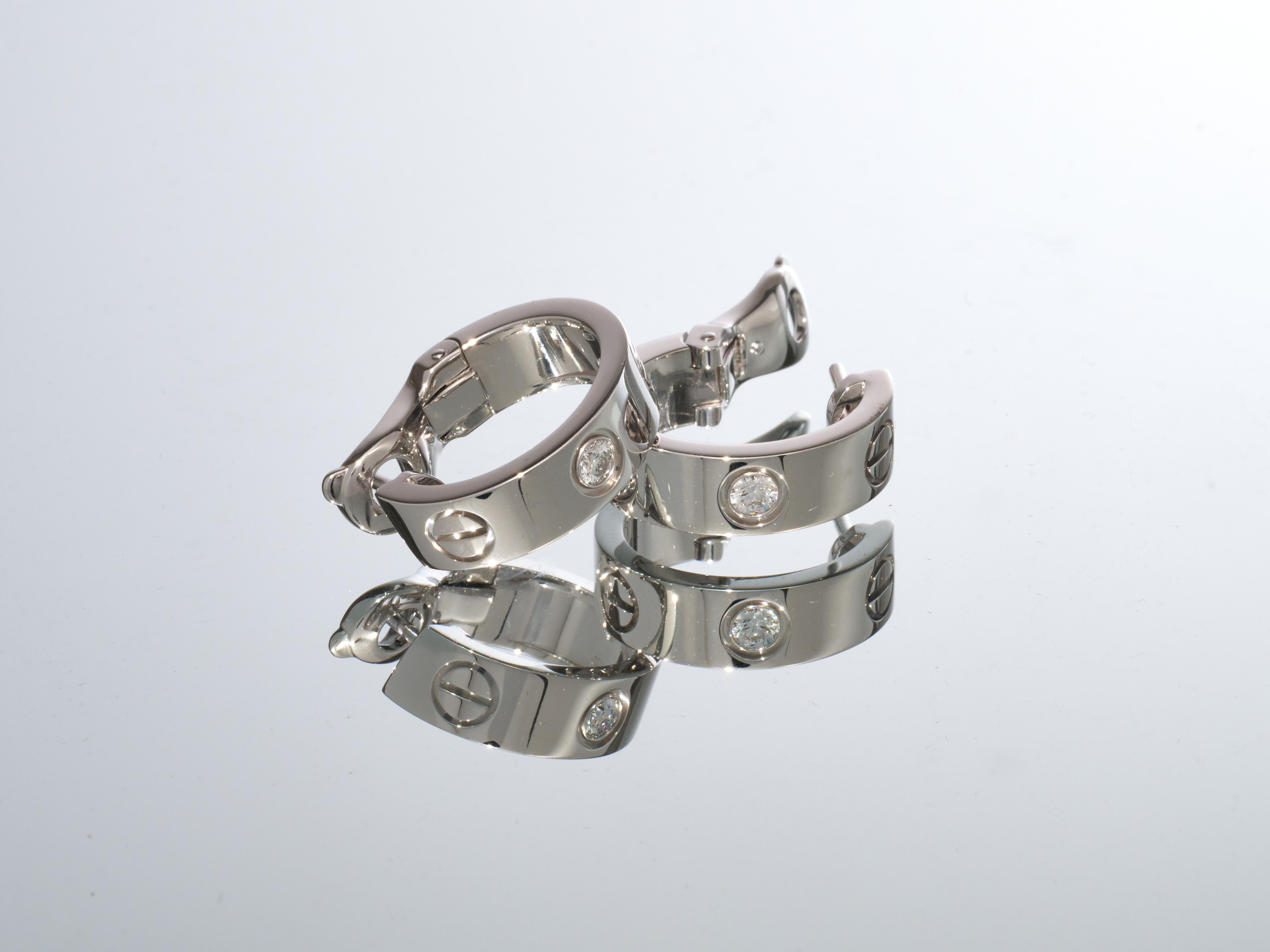 
Fork In Time se enorgullece de ofrecer en el mercado 1st Dibs:

Cartier 
Pendientes Amor

Oro blanco de 18 quilates 750/1000

2 Diamantes

Cada uno engastado con 1 diamante talla brillante que totaliza 0,15 quilates


Altura: 18 mm
Profundidad: 16