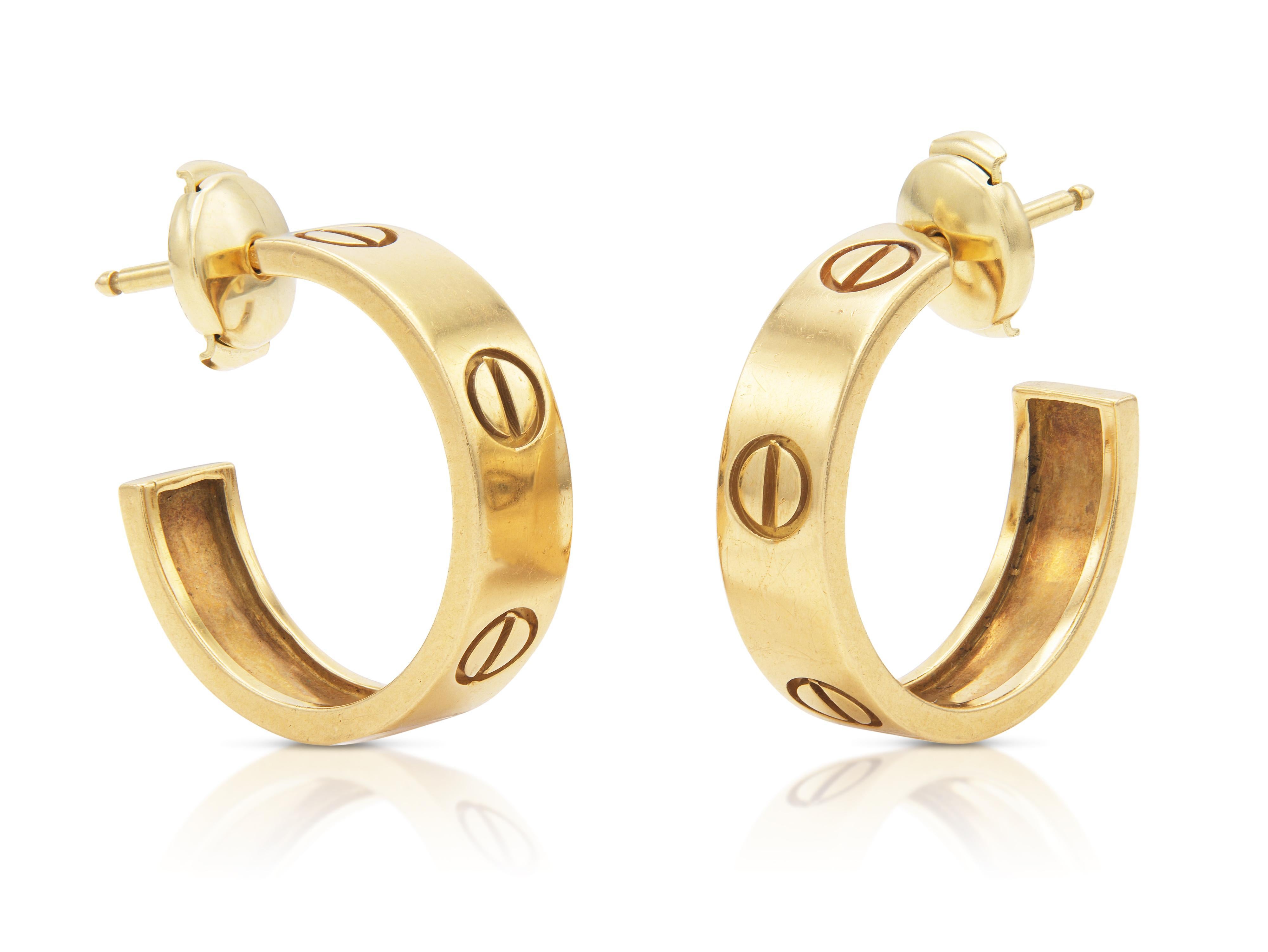 Finely crafted in 18k yellow gold.
Signed by Cartier
3/4 inch diameter