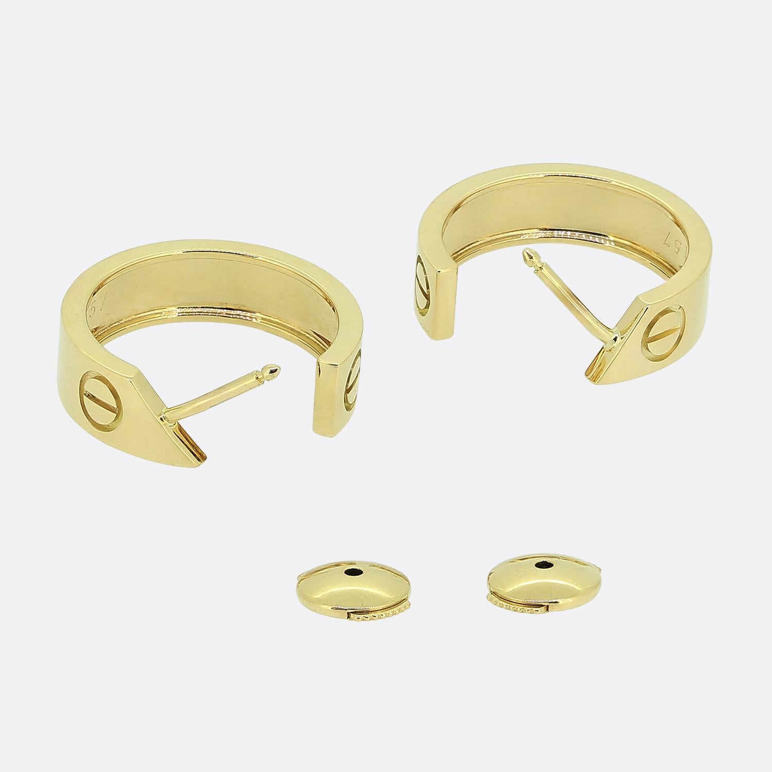 Ein klassisches Paar Cartier Love Hoop-Ohrringe aus 18 Karat Gelbgold. Die Ohrringe sind durchgehend mit dem ikonischen Schraubenmotiv geprägt. Die Reifchen stammen aus der Kollektion Cartier Love, die vor allem wegen ihres schlichten, aber schönen