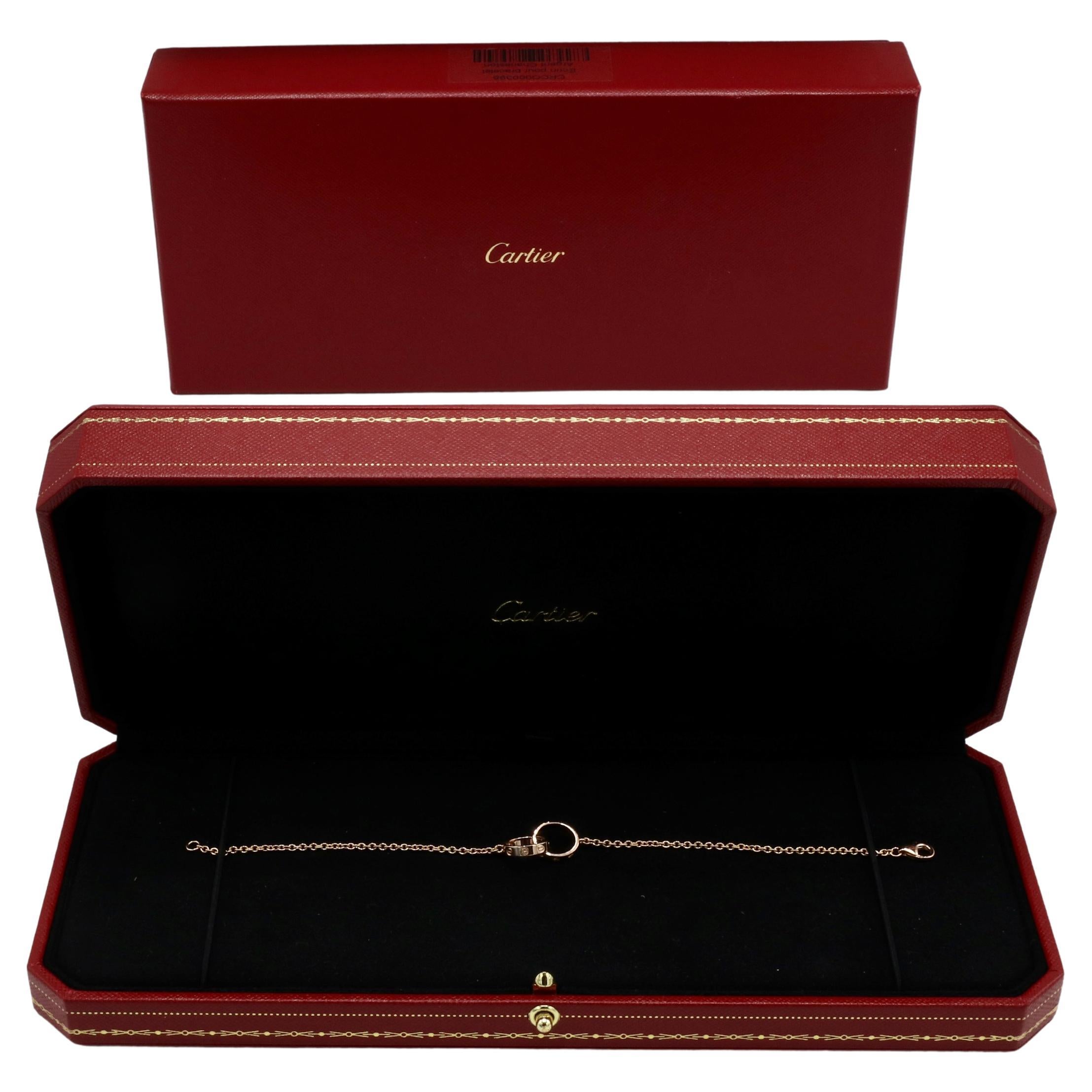 Cartier Love Bracelet à maillons circulaires imbriqués or rose 18 carats avec boîte
Métal : or rose 18k
Poids : 3.87 grammes
Largeur : 2.55 mm
Diamètre intérieur : 9,7 mm
Longueur : 7 pouces
Prix de détail : 1,950 USD
Note : Boîte intérieure et