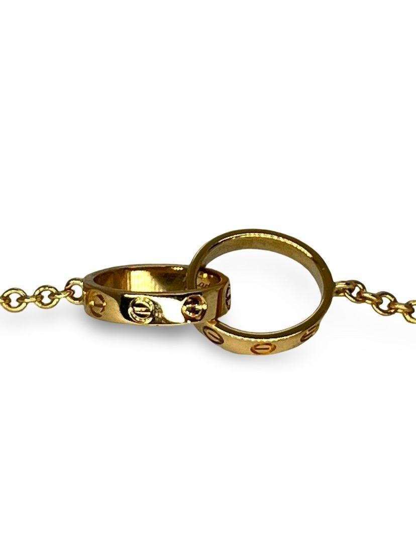 Scopri l'iconica collana Love, modello piccolo, della prestigiosa Maison Cartier. Realizzato in oro giallo 18 carati (750/1000), questo pezzo elegante incarna un design senza tempo e una maestria eccezionale. La collana è firmata, numerata e munita
