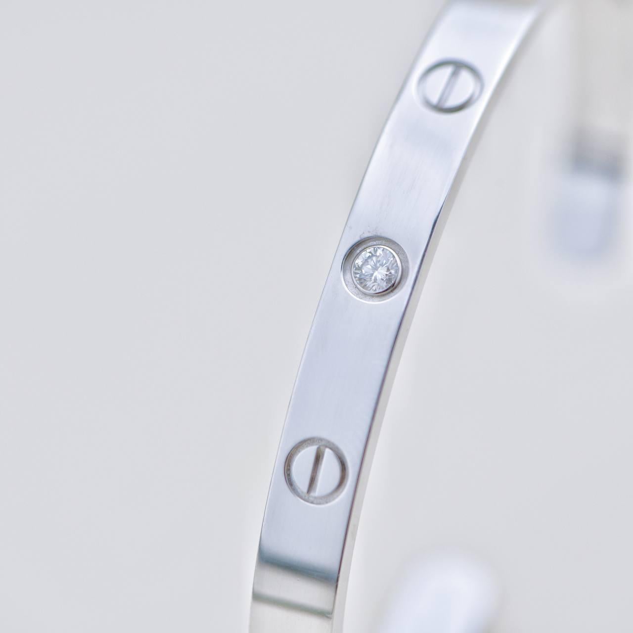 Cartier Love One Brazalete de oro blanco de 18 quilates Tamaño 17 en Excelente estado para la venta en Banbury, GB