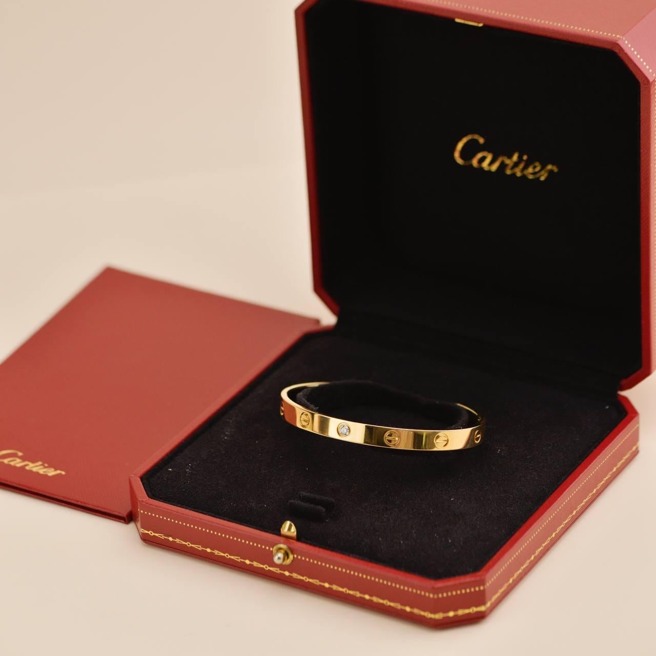 SKU	33301636
Comes With	Full Set (Box + Card)
Date	2007
RRP	£5,950 Incl. Taxes / €6,750 Incl. Taxes
Model	B6029818
Serial Number	OI****
Size 	18 
Metal	18k Yellow Gold
Stones	Diamond
Total Diamond Weight	0.10ct approx
Weight	Approximately 27.35