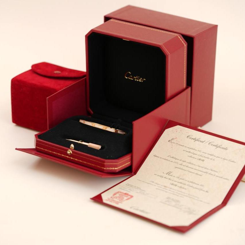 SKU	77701541
Comes With	Full Set (Box + Card)
Date	2020
RRP	£26,100 Incl. Taxes / €30,000 Incl. Taxes / $27,300 Excl. Taxes
Model	N6710717
Serial Number	JG****
Size	17 Size Guide
Metal	18k Rose Gold
Stones	Diamond
Total Diamond Weight	0.95ct